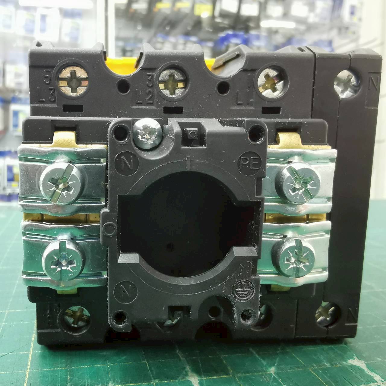 สวิตช์หลัก EATON P3-63/EA/SVB/N 63A 30kW IP65 Main Switch 3P+N Pole Flush Mount Isolator Switch