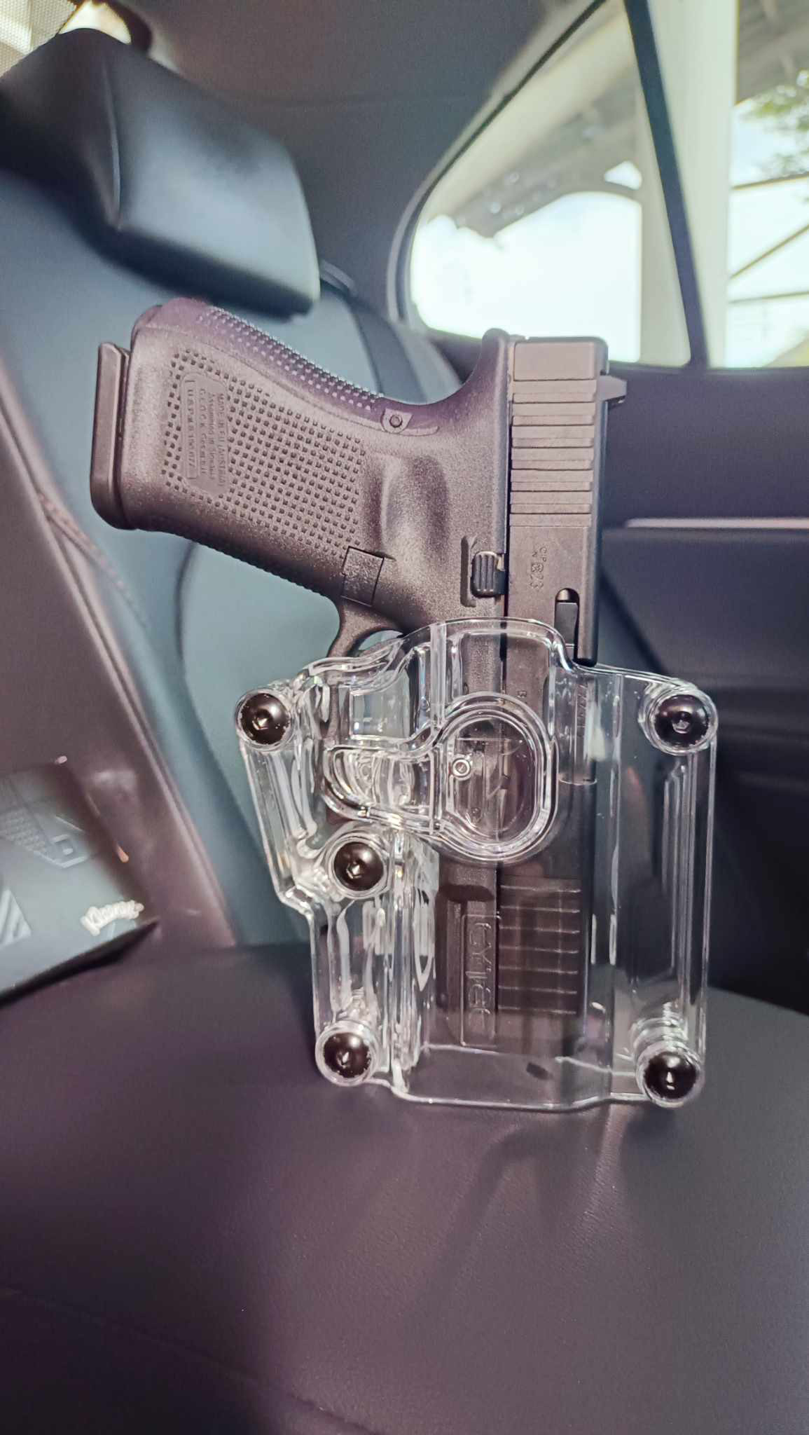 ซอง Megafit แบบใส ( Transparent Cytac Mega-Fit Holster ) -ซองปืนที่ออกแบบมาให้สามารถใช้งานได้หลากหลายรุ่น (ตามตารางแนบ) เช่น Glock , Sig Sauer, CZ , Beretta, Ruger , S&W, Walther, Colt, Taurus และอื่นๆ -ผลิตจากวัสดุ Polymer ชนิดใส -ซองถูกออกแบบให้ปลดล็อคน