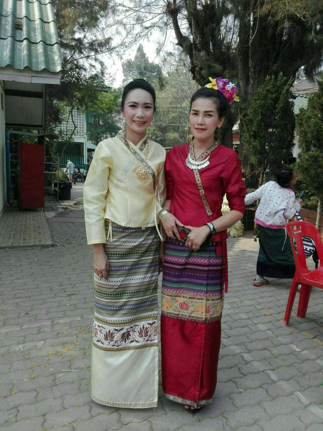 ชุดผ้าไทยพื้นเมืองสไตน์เจ้านางสีแดงเลือดนก ชุดเซตผ้าไหมจีนสีแดงเลือดนก เสื้อทำงานผ้าไทยสีแดงเลือดนกปักกุ้นป้ายผูก