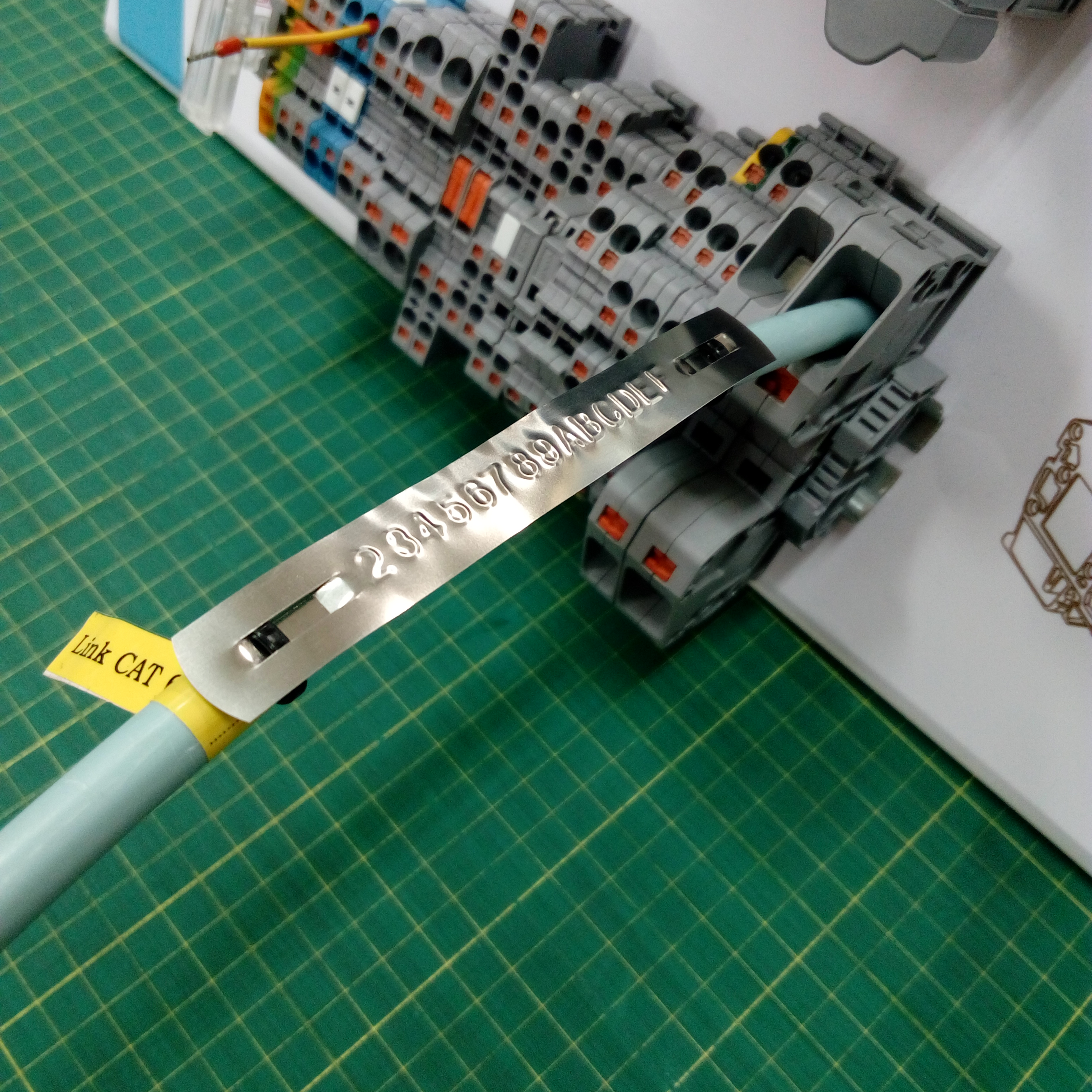 ม้วน TAG สแตนเลส 12mm*6.51m สำหรับเครื่องพิมพ์ DYMO Stainless Steal TAG EMBOSSER