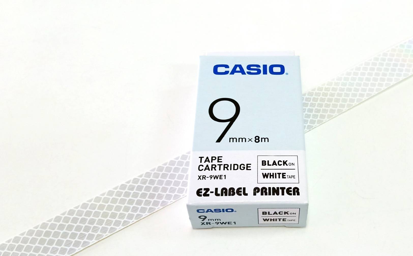 EZ-LABEL CASIO 9mm XR-9WE.สำหรับ เครื่องพิมพ์ฉลาก KL-Series CASIO PRINTER LABEL