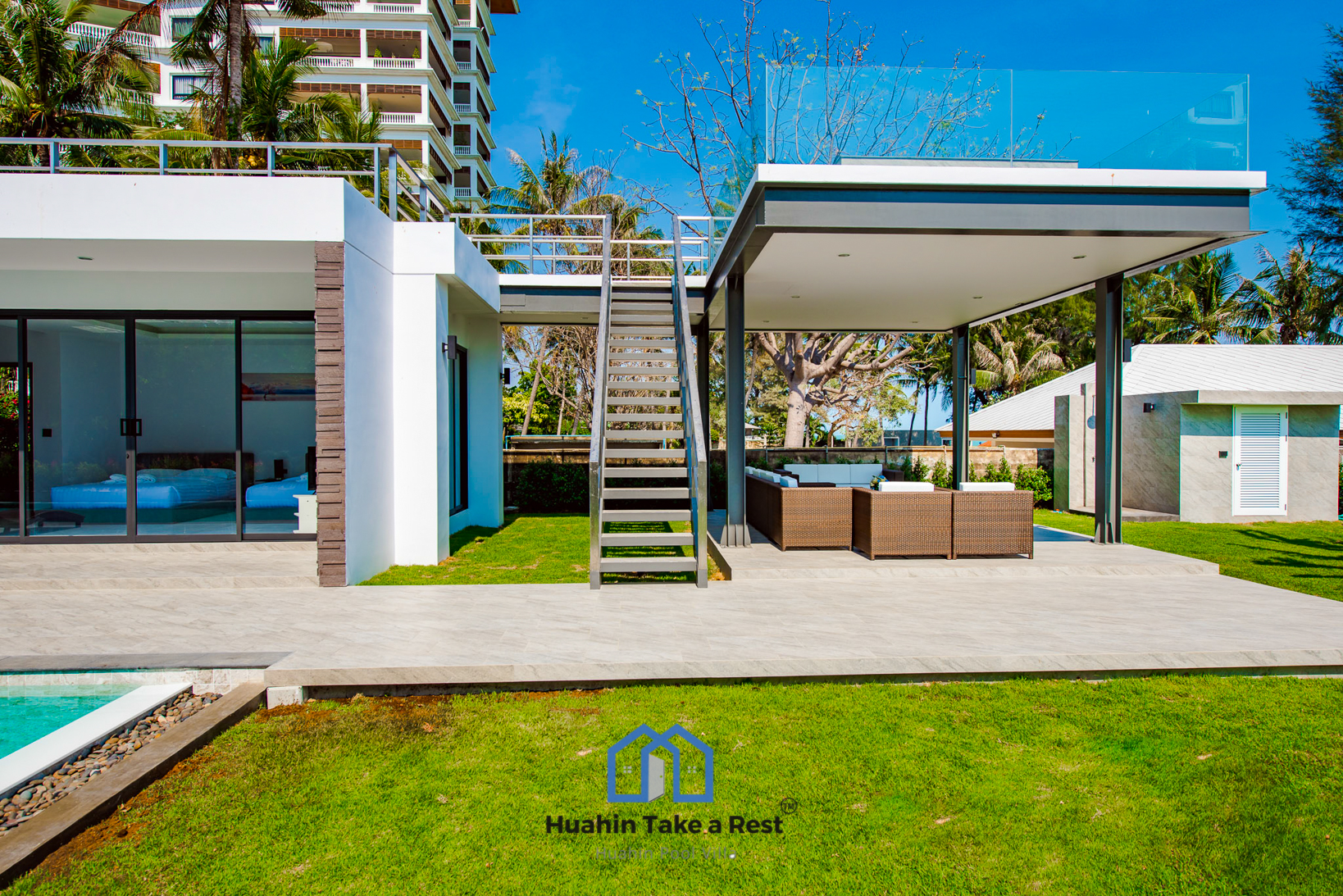 HR15039 บ้านพักติดทะเลหัวหิน The Premium Beach Villa Hua Hin