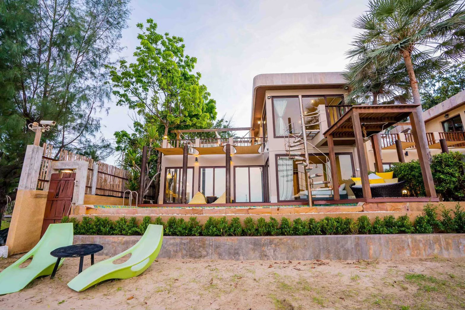 HR15064 บ้านพักติดทะเล The Ocean Beach Villa, Sam Roi Yod.