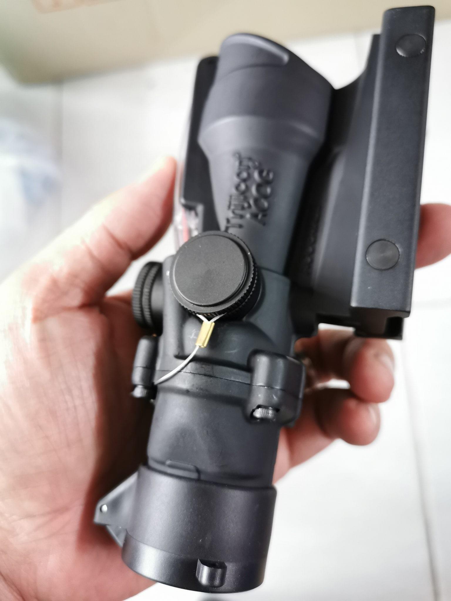 สโคป ยี่ห้อ Trijicon Acog TA31 รุ่น Optic Fiber 4*32 คุณสมบัติ : สโคปกำลังขยาย4เท่าตายตัว หน้าเลนส์กว้าง32mm. สโคปปรับใน สามารถปรับได้ด้วยมือเปล่าไม่ต้องใช้เครื่องมือ เป้าเล็งเป็นแบบลูกศร (Chevron Reticle) ตัวเป้าเป็นสีแดง ใช้ความสว่างจากถายนอก ผ่านไฟเบอร