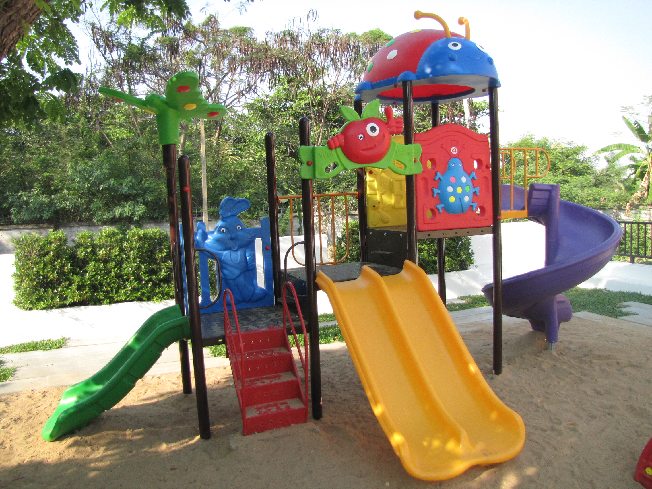 เครื่องเล่นสนามเต่าทอง