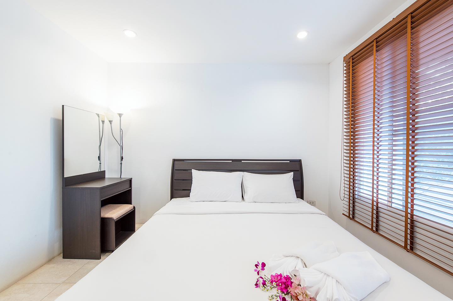 HR15072 บ้านพักติดทะเล The White Beach Villa Pranburi