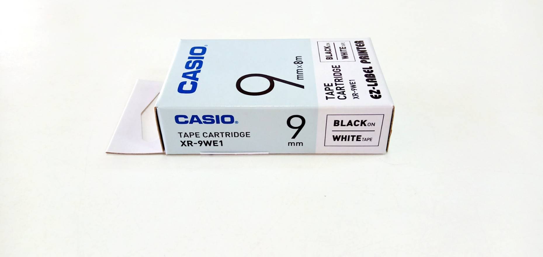 EZ-LABEL CASIO 9mm XR-9WE.สำหรับ เครื่องพิมพ์ฉลาก KL-Series CASIO PRINTER LABEL