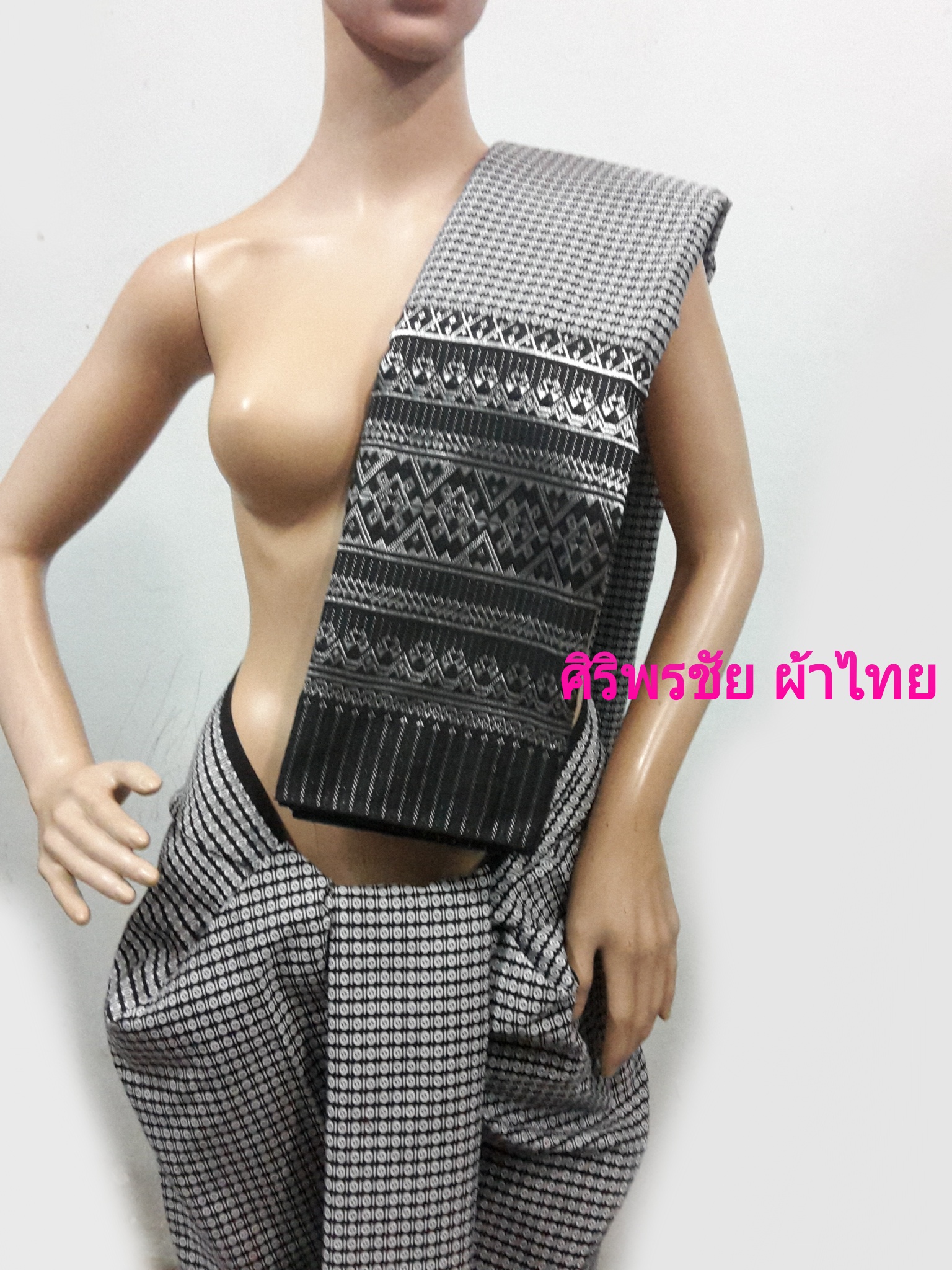 ผ้าซิ่นตีนจกขาวดำ ผ้าซิ่นฝ้ายตีนจก ผ้าถุงผ้าฝ้ายทอตีนจก ผ้าทอพื้นเมืองบุรีรัมย์ ลายผ้ายยกตีนจก 2 เมตร