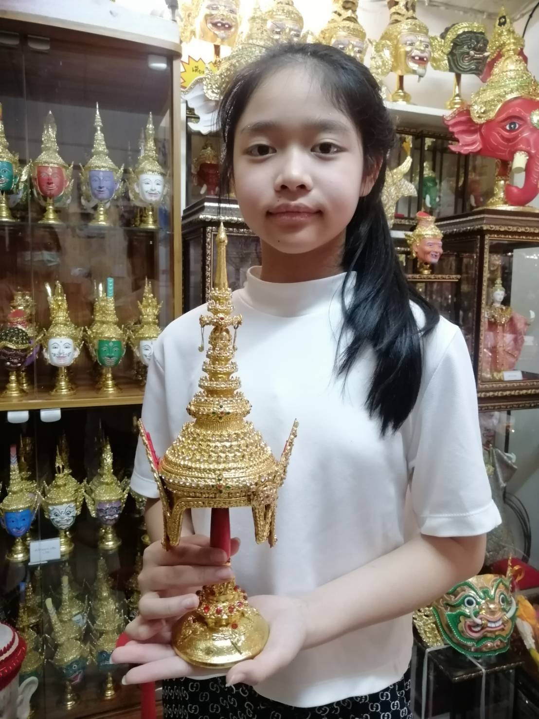 ชฎาพระ เกรดพรีเมี่ยม (ขนาดกว้าง 5 นิ้ว) พร้อมฐานตีลายประดับเพชร