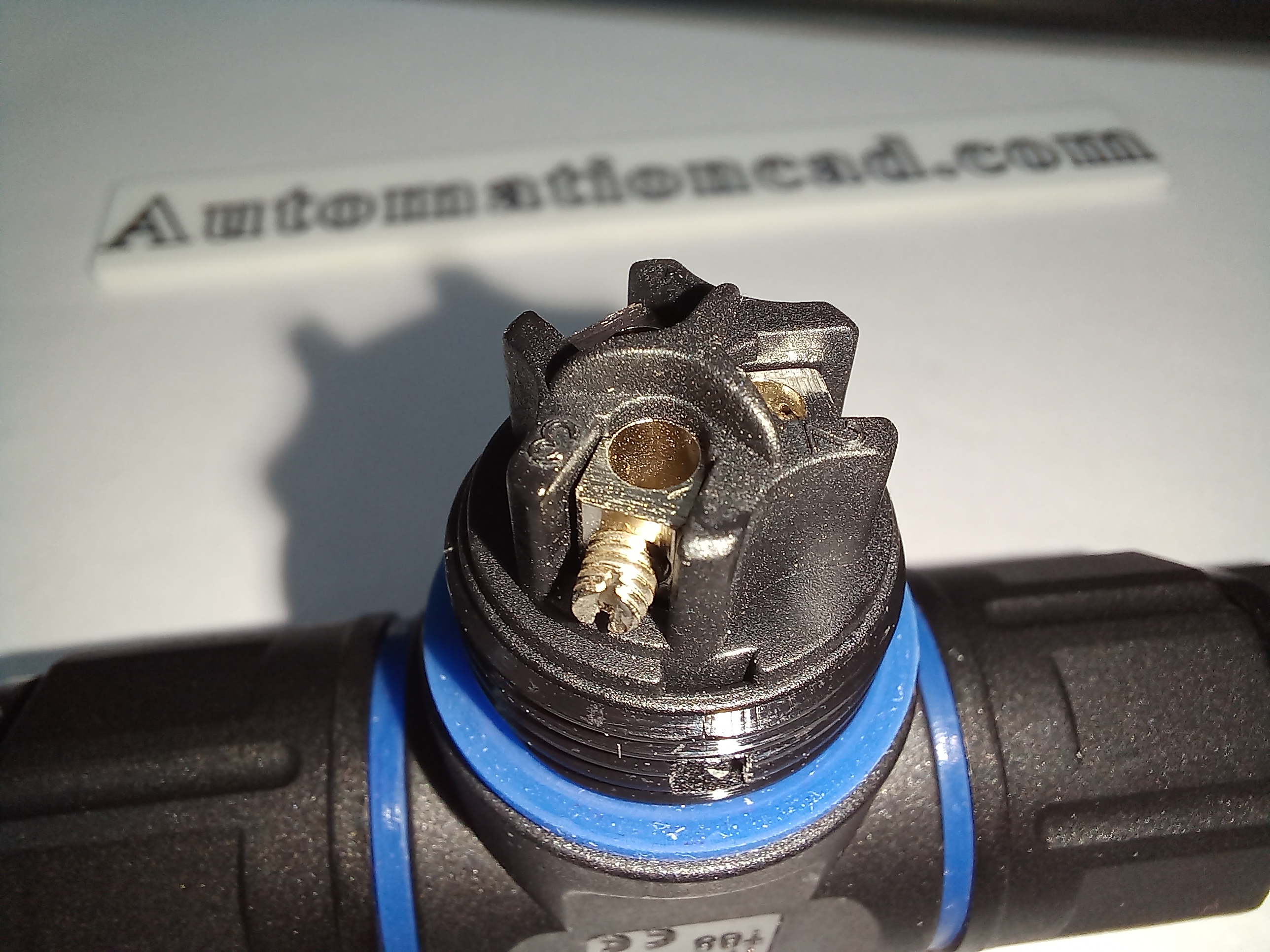 ข้อต่อสายไฟกันน้ำ แบบตัว T ใช้กับสายไฟฟ้า ขนาด 0.3 ถึง 1.5 mm² 3 เส้น แบบขันน็อต