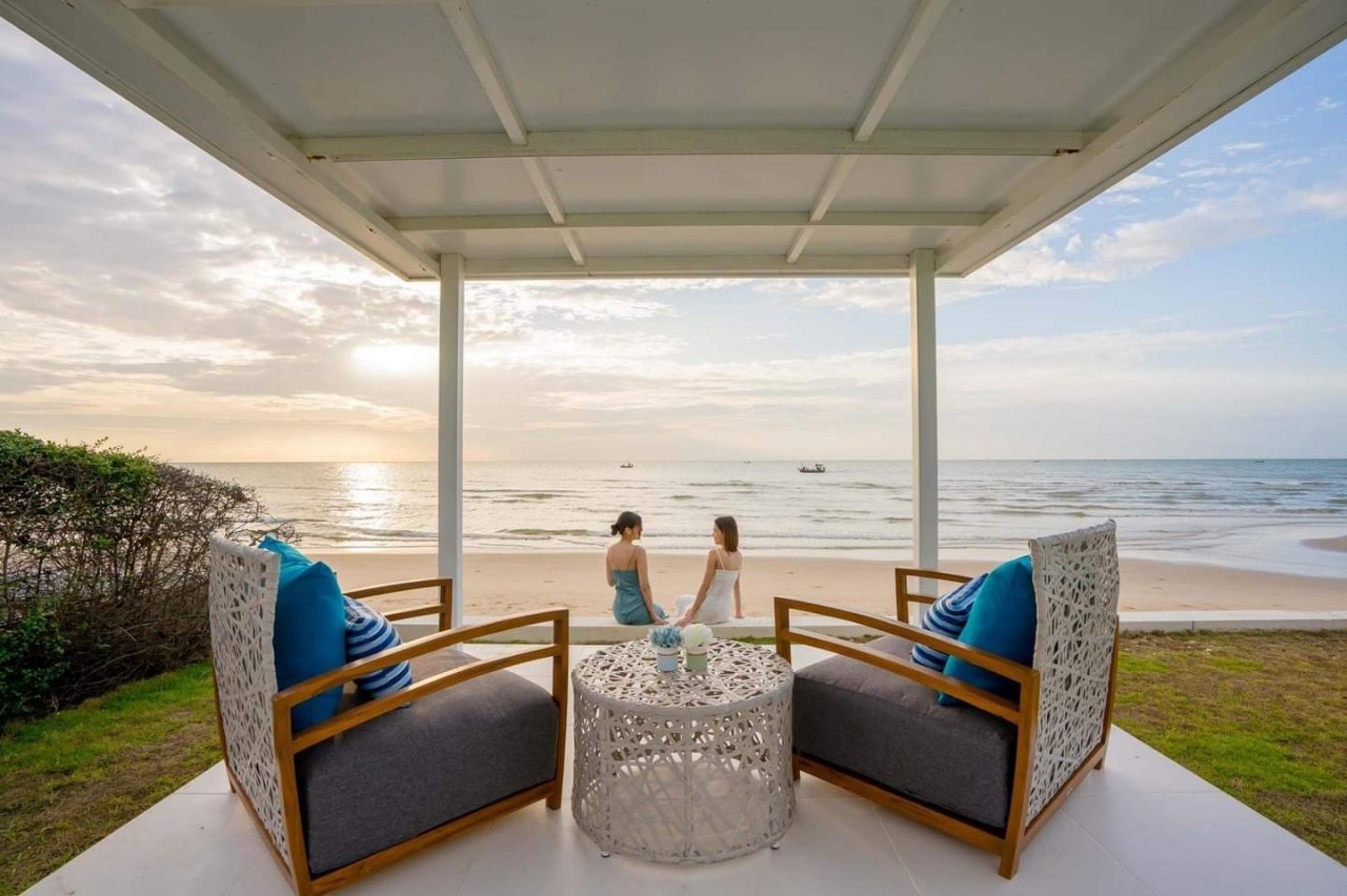 HR15049 บ้านพักติดทะเล The Breezy Beach Pool Villa Cha Am