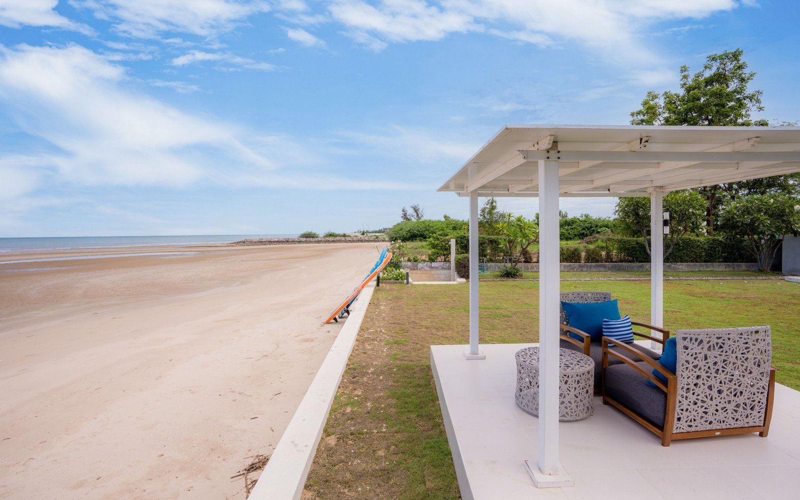 HR15049 บ้านพักติดทะเล The Breezy Beach Pool Villa Cha Am