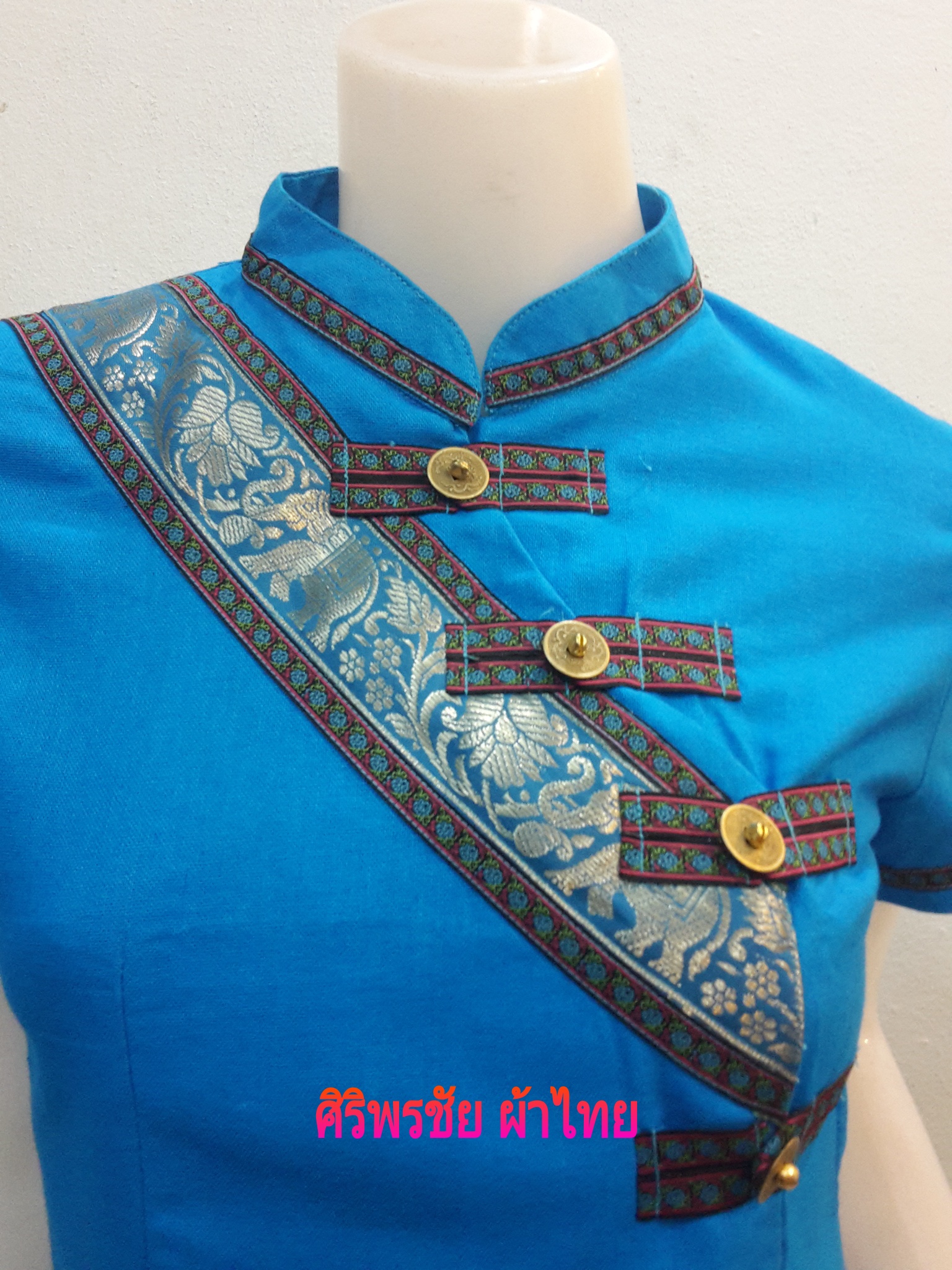 เสื้อผ้าไทยสีฟ้า เสื้อผ้าฝ้ายสีฟ้า เสื้อใส่ผ้าซิ่น เสื้อผ้าฝ้ายสีฟ้า เสื้อผ้าทอพื้นเมืองแต่งผ้ากุ้นสีเงิน