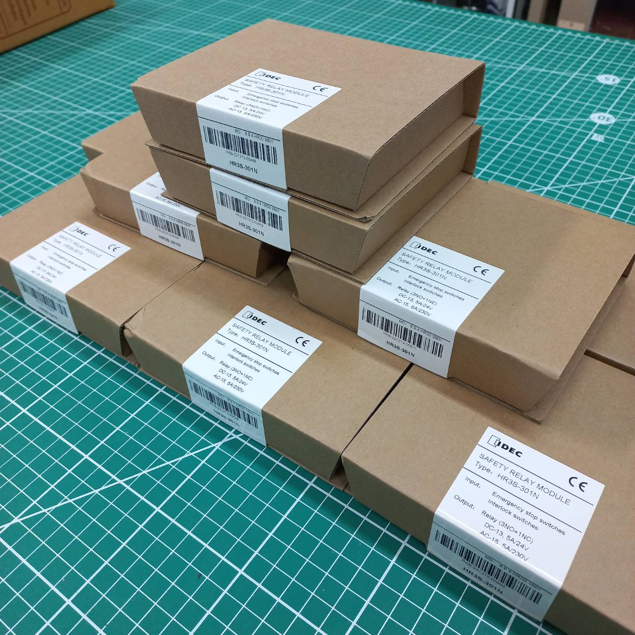 Safety Relay IDEC เซฟตี้รีเลย์ HR3S-301N 24DC/AC