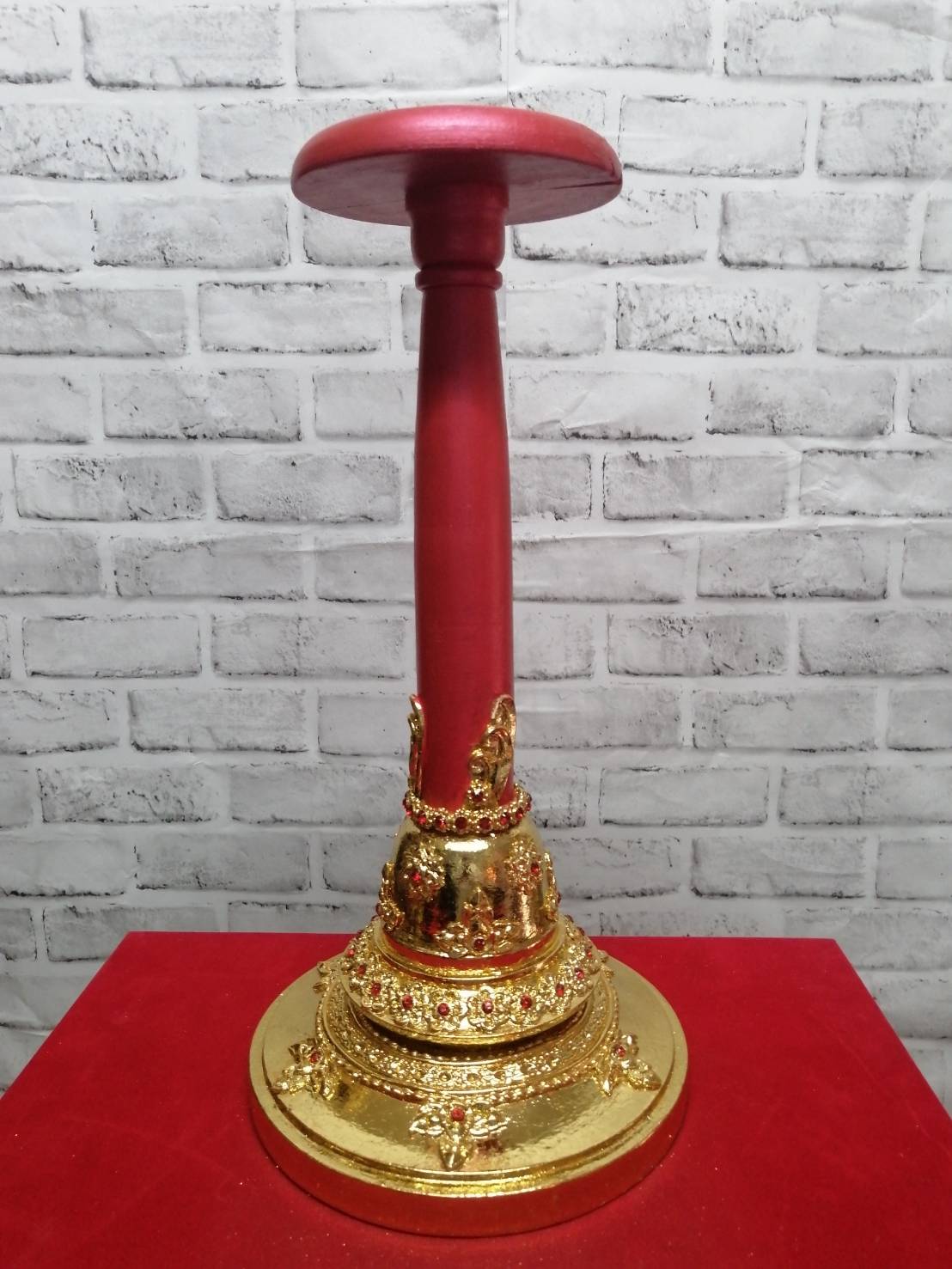 ฐานไม้กลึง ฐานวาง ขาตั้ง ตีลาย ปิดทอง ประดับเพชร สำหรับวางเศียรขนาดครอบ สูง 16 นิ้ว