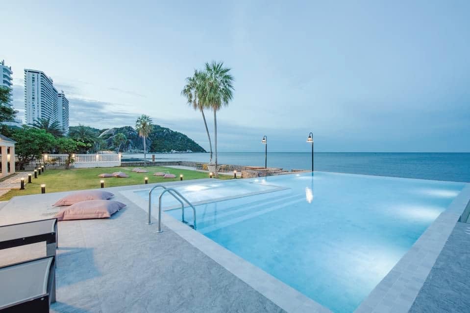 HR15042 บ้านพักติดทะเลหัวหิน The Sunny Beach Villa