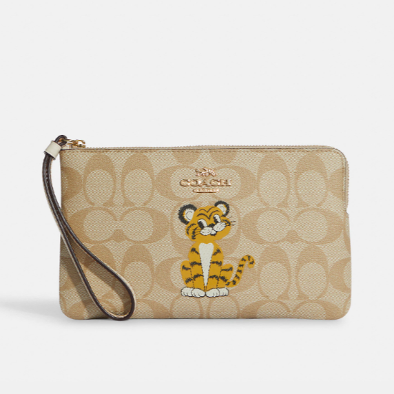 กระเป๋า Coach แท้ รุ่น C7698 Large Corner Zip Wristlet In Signature Canvas With Tiger