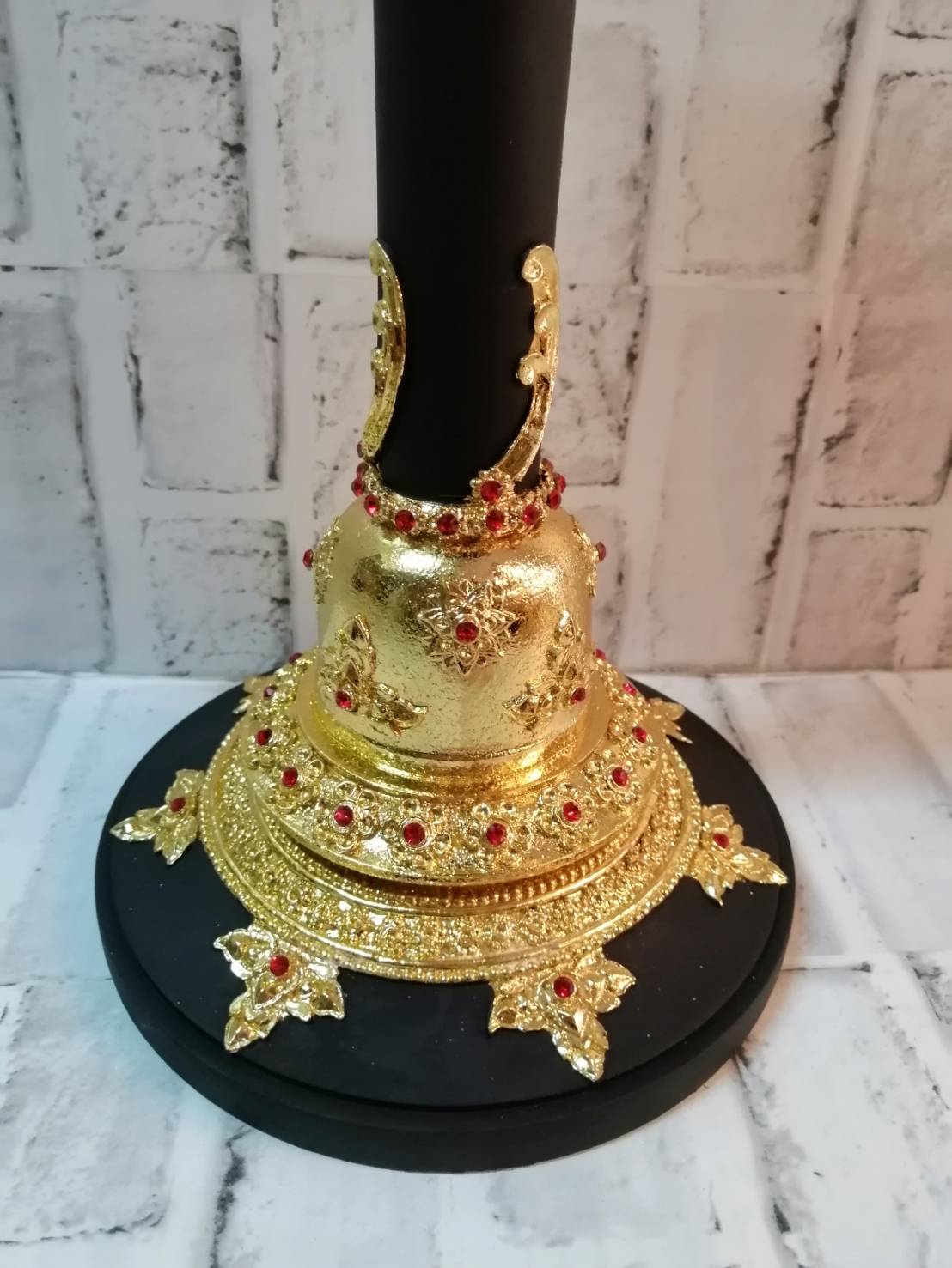 ขาตั้ง ฐานวางเศียร ขนาดครอบ สูง 16 นิ้ว ตีลาย ปิดทอง ประดับเพชร (ทอง-ดำ)
