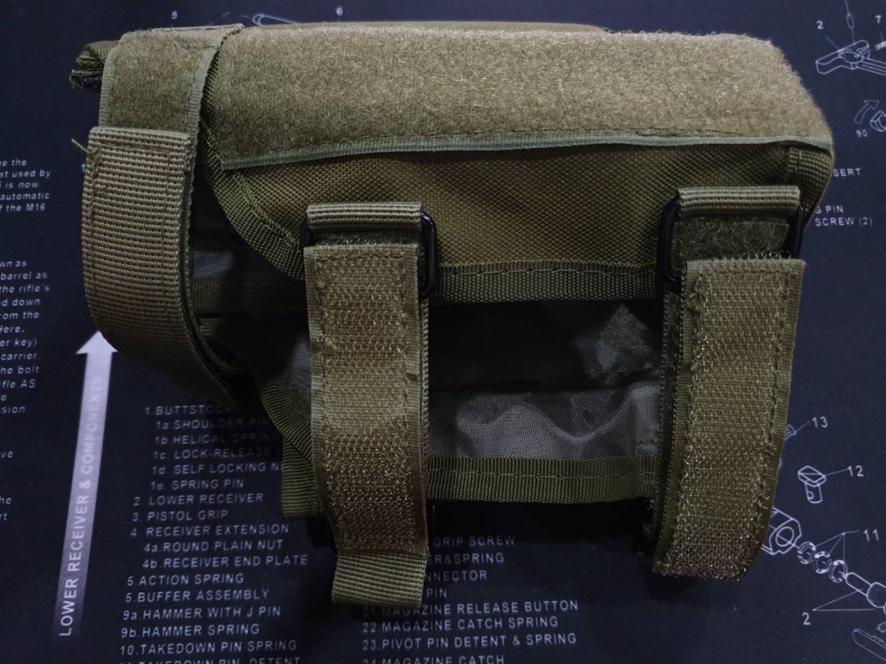 (clap)...สินค้าใหม่ค่ะ รองแก้มไรเฟิล ( Rifle Cheek Rest ) ผลิตจากผ้า Nylon 600D ใช้สำหรับรองแก้มพานท้ายไรเฟิล สายรัด 3 จุด ใช้ได้ทั้งถนัดซ้ายและขวา กระเป๋าด้านข้างถอดได้ ยึดติดด้วยแผ่น Velcro มีแผ่นใส่ลูกขนาด .300/.308 win ( 7นัด ) 3 สี : ดำ เขียว ทราย รา