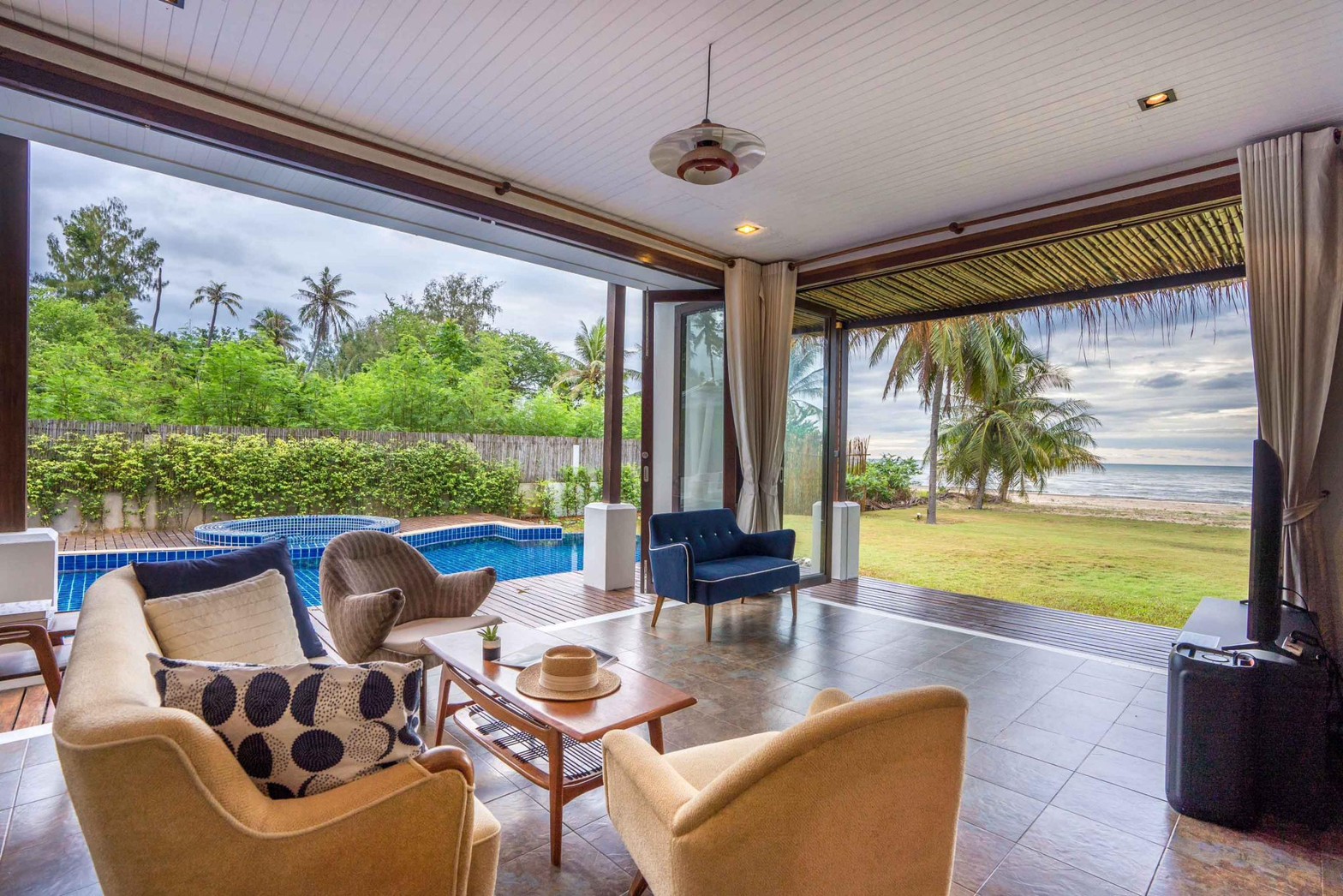 HR15061 บ้านพักติดทะเล The Pamila Beach Villa Kuiburi