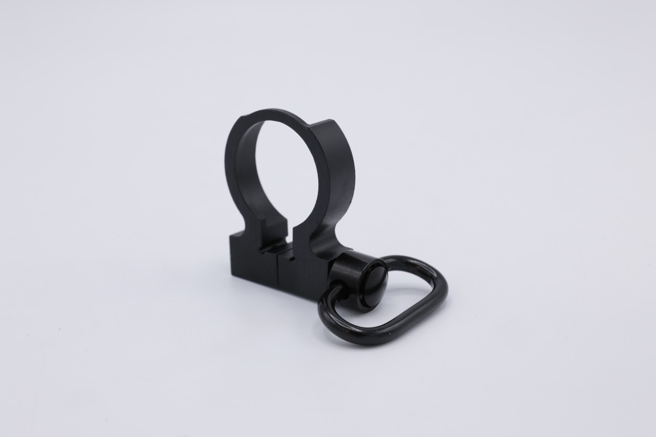 หูช้างครอบแหวนล็อคแกนพานท้าย (หูช้างปลดไว) Clamp On QD Sling Swivel สำหรับแกนพานท้ายปืนตระกูล M4/M16 หรือปืนที่ใช่แกนพานท้ายขนาดเดียวกัน คุณสมบัติ : #น้ำหนักเบา แข็งแรงทนทาน #ติดตั้งง่าย ไม่ต้องถอดแกนพานท้าย เพียงแค่ครอบทับแหวนล็อคแกนพานท้าย #มาพร้อมหูกวิ