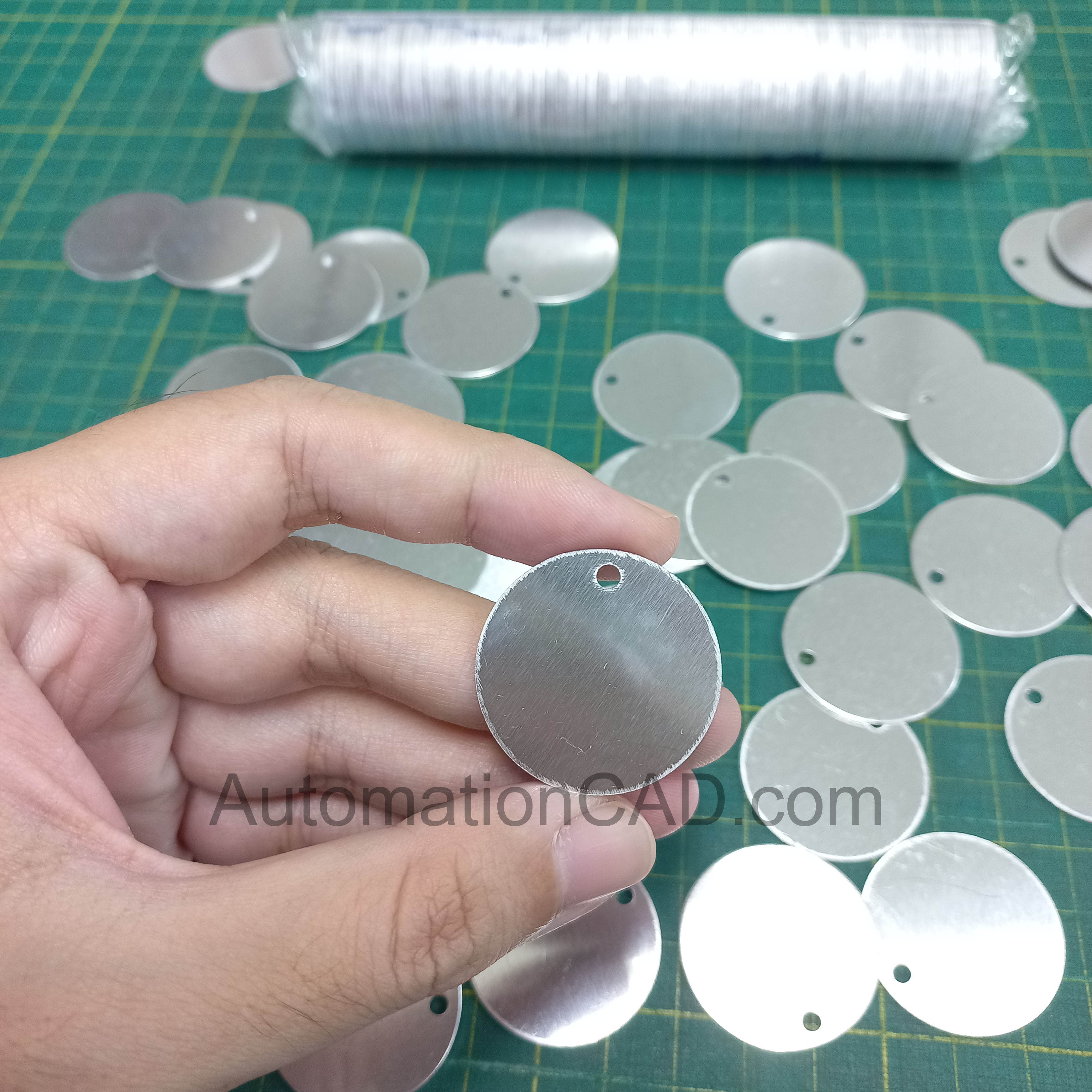 แท็กอะลูมิเนียม แบบกลม เส้นผ่าศูนย์กลาง 3 เซนติเมตร หนา 1 mm ป้ายแท็ก Name Tag ป้ายชื่อ