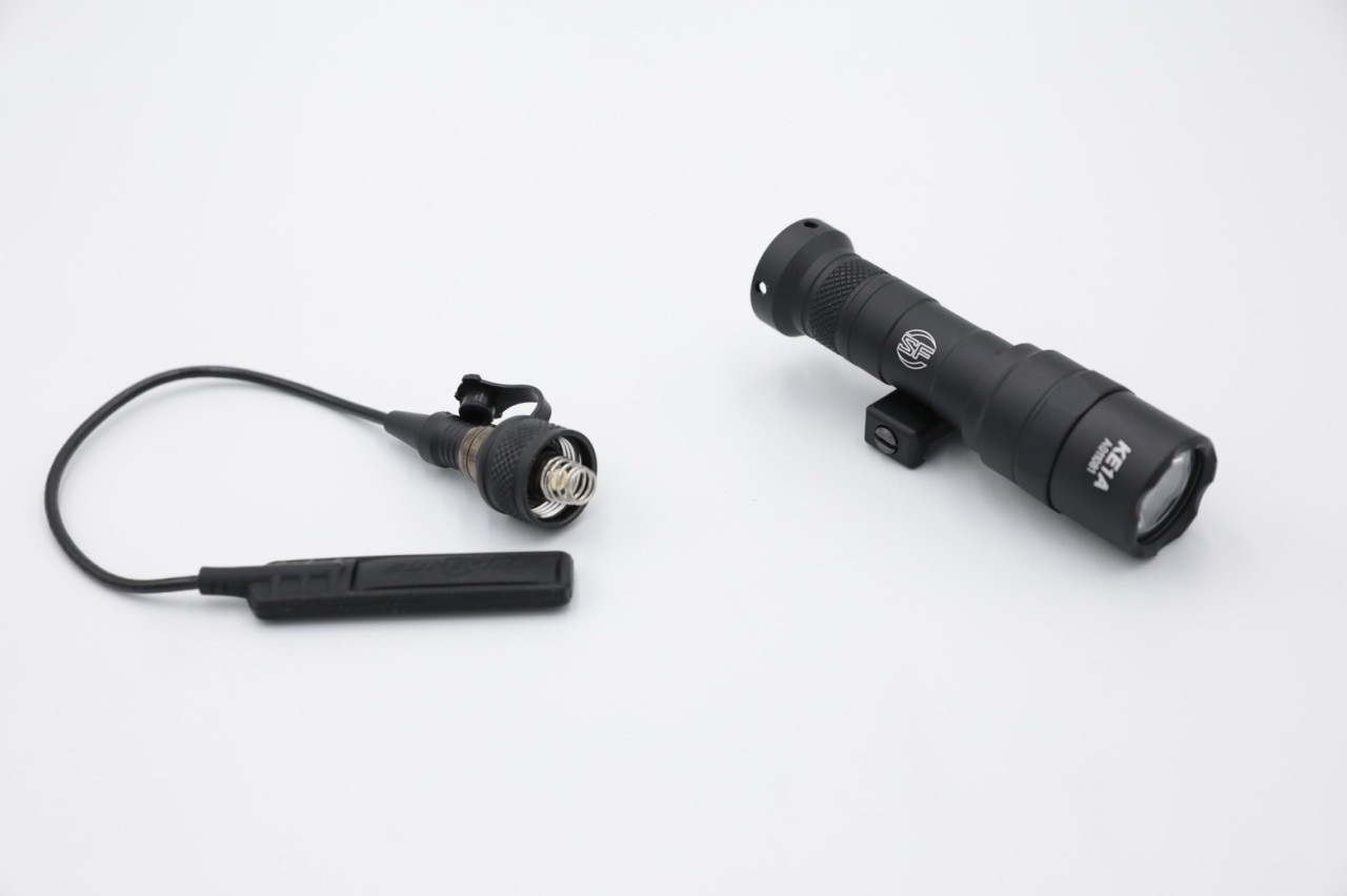 ไฟฉายติดปืน ยี่ห้อ Surefire รุ่น M340 (ขาปรับได้) ขนาด : กว้าง 31mm. ยาว 101mm. น้ำหนัก : 79 กรัม คุณสมบัติ : #ทนแรงรีคอยได้ดีเยี่ยม #ระดับความสว่าง 400 Lumen #มาตรฐานกันน้ำระดับ IP7 (กันน้ำลึก1เมตร นาน30นาที) #มาพร้อมหางหนูในชุด #ขาจับไฟฉายสามารถปรับไปมา