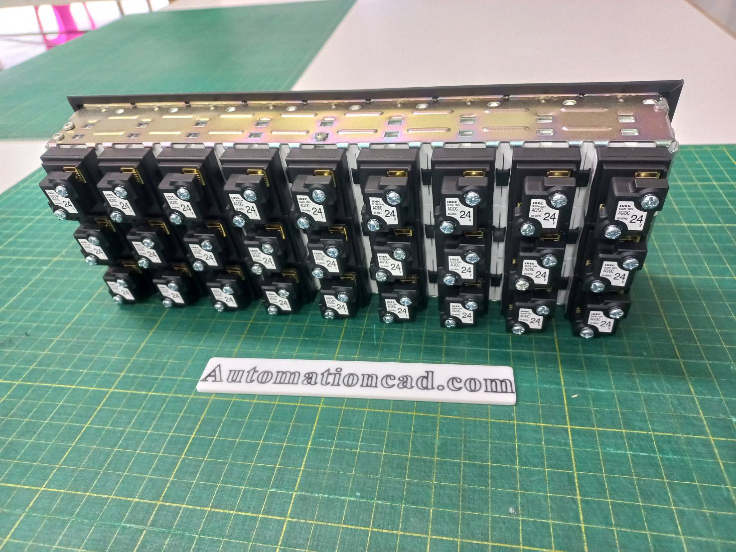 SLC40N IDEC Annunciator 3 แถว 9 คอลัมน์ 24V 40x40 mm. ไฟสีขาว 9ช่อง สีแดง 9ช่อง สีเขียว 9ช่อง