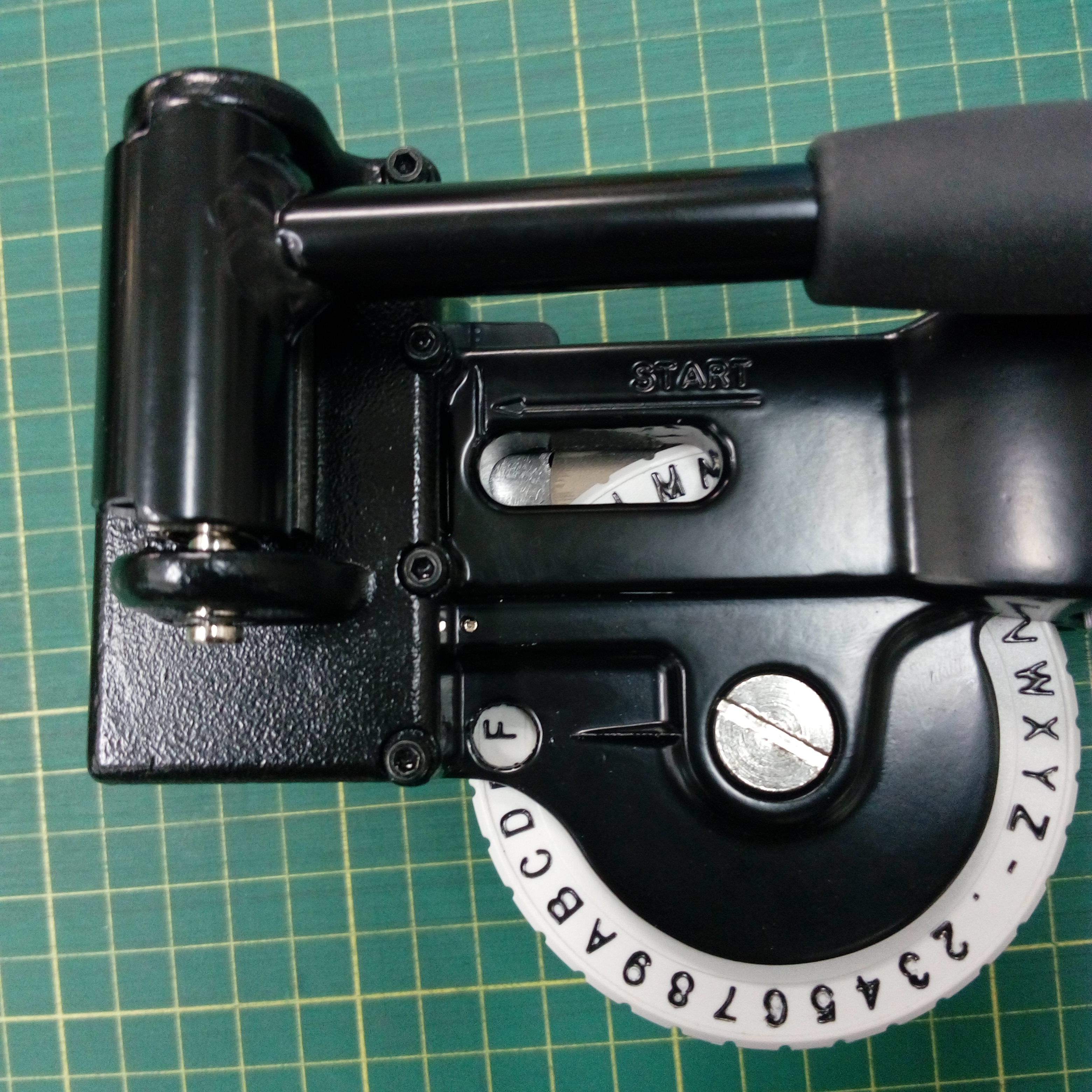 DYMO จานอักษร แบบ Reverse สำหรับเครื่องพิมพ์ ป้ายแสตนเลส Stainless TAG EMBOSSER