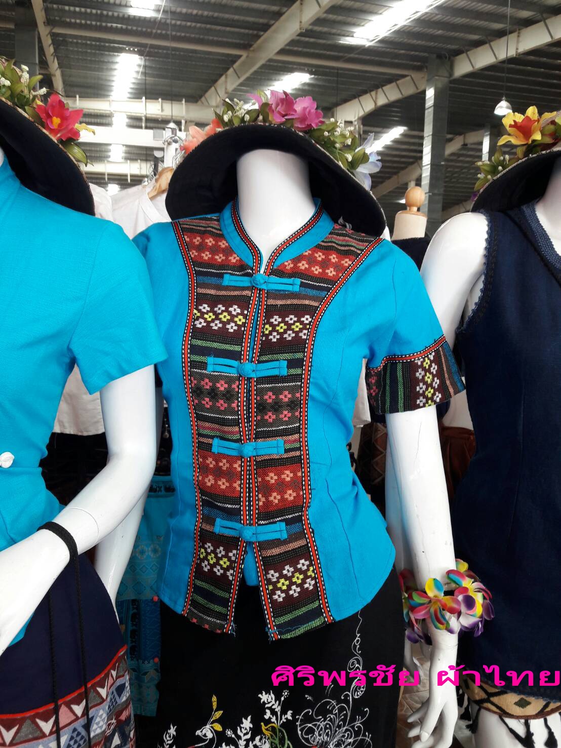เสื้อผ้าไทยสีฟ้า เสื้อผ้าฝ้าย เสื้อใส่ผ้าซิ่น เสื้อผ้าฝ้ายสีฟ้าคอจีนกระดุมเฉียง
