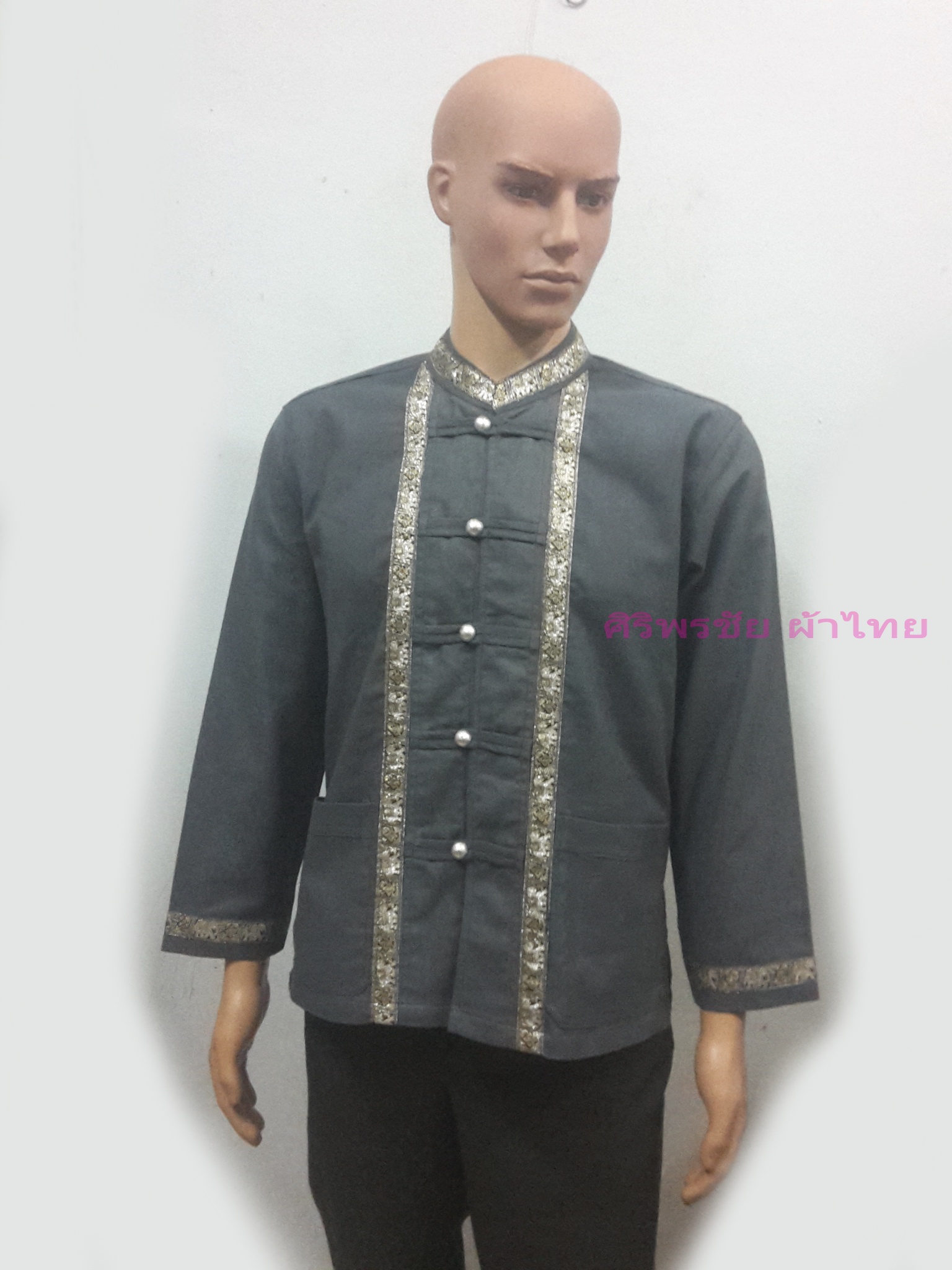 เสื้อผ้าไทยชายผ้าพื้นเมืองสีเทาอ่อน เสื้อผ้าฝ้ายชายแต่งผ้าขลิบลายและปักผ้าด้นมือแต่งดระดุมเหรียญ เสื้อผ้าฝ้ายซินมัยชายสีเทาแต่งแถบช้าง