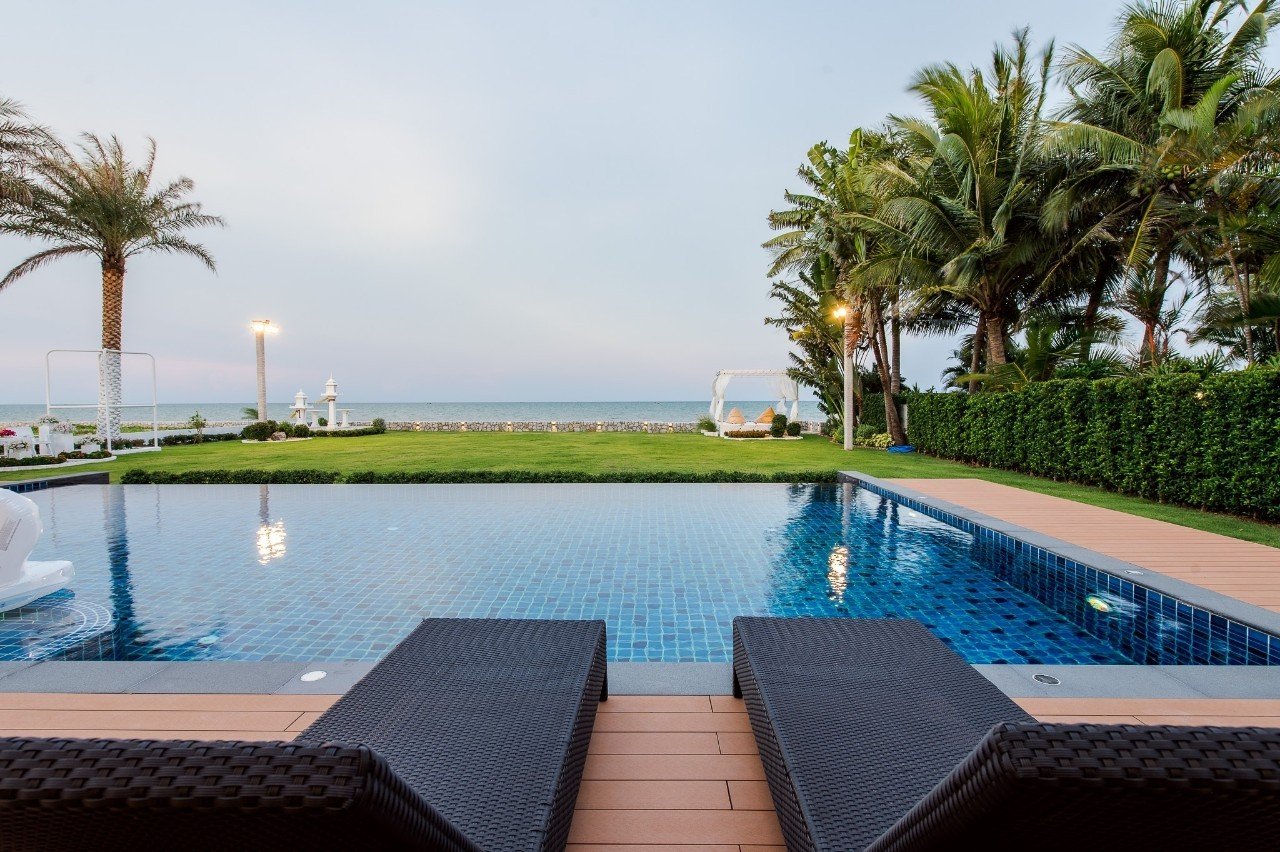 HR15030 บ้านพักติดทะเล The Vacation Beach Pool Villa Cha Am