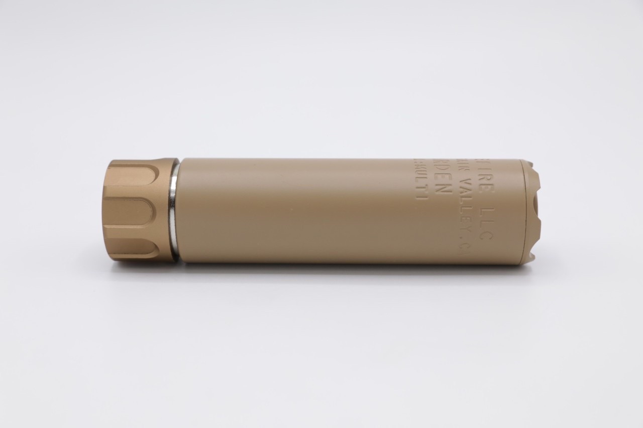 เก็บเสียง ยี่ห้อ Surefire รุ่น Warden 5.5” น้ำหนัก : 145 กรัม ขนาด : เส้นผ่านศูนย์กลางด้านนอก 3.4cm. , เส้นผ่านศูนย์กลางด้านใน 2.7cm. คุณสมบัติ : #ผลิตจากโลหะเนื้อหนา #เกรียว 14ซ้าย (สำหรับปืนบีบีกันเท่านั้น) #ถอดประกอบง่าย ติดตั้งง่าย #สามารถนำไส้เครื่อง