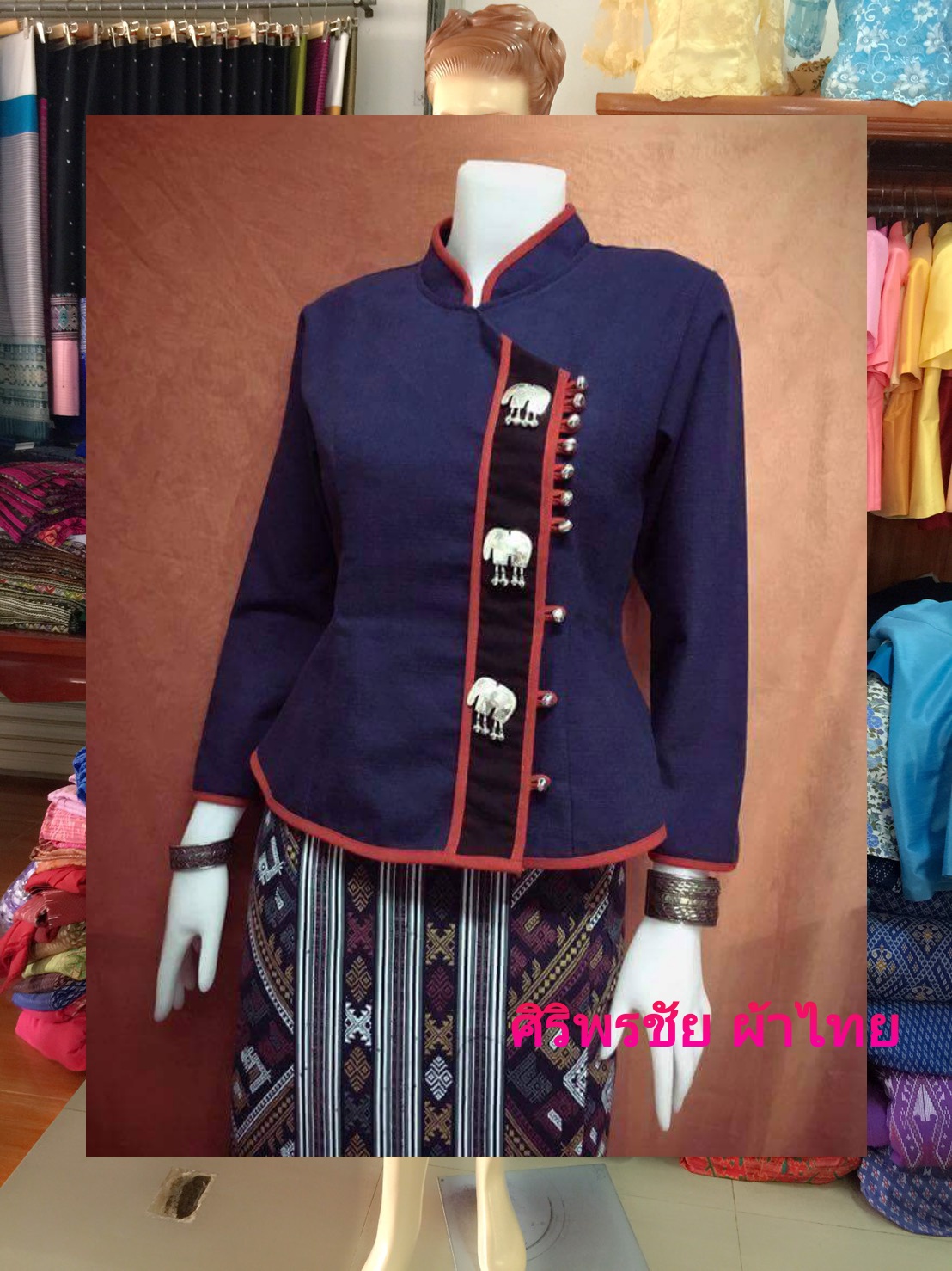 เสื้อผ้าไทยผ้าพื้นเมืองสีคราม เสื้อผ้าฝ้ายแต่งผ้าขลิบลายและปักผ้า เสื้อผ้าพื้นเมืองแต่งแถบกุ้นสไตน์อิสานปักช้าง