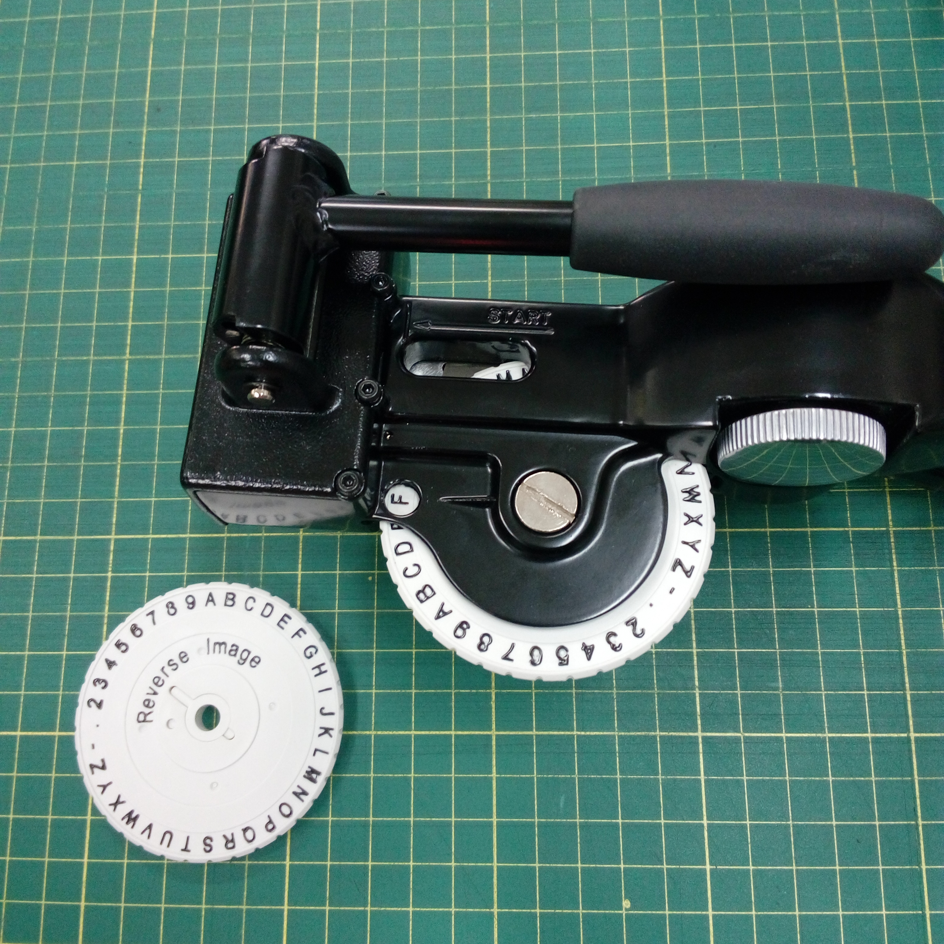 DYMO จานอักษร แบบ Reverse สำหรับเครื่องพิมพ์ ป้ายแสตนเลส Stainless TAG EMBOSSER