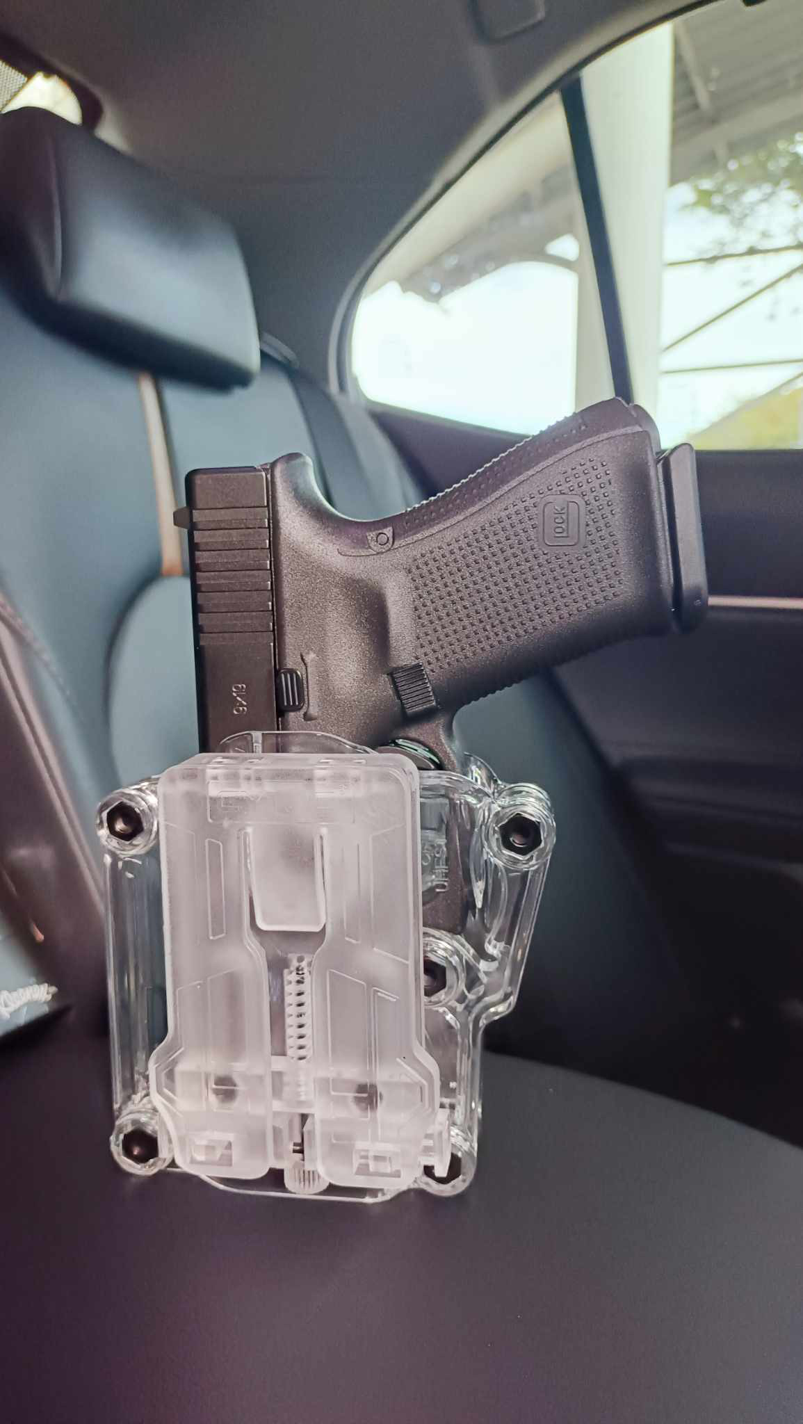 ซอง Megafit แบบใส ( Transparent Cytac Mega-Fit Holster ) -ซองปืนที่ออกแบบมาให้สามารถใช้งานได้หลากหลายรุ่น (ตามตารางแนบ) เช่น Glock , Sig Sauer, CZ , Beretta, Ruger , S&W, Walther, Colt, Taurus และอื่นๆ -ผลิตจากวัสดุ Polymer ชนิดใส -ซองถูกออกแบบให้ปลดล็อคน