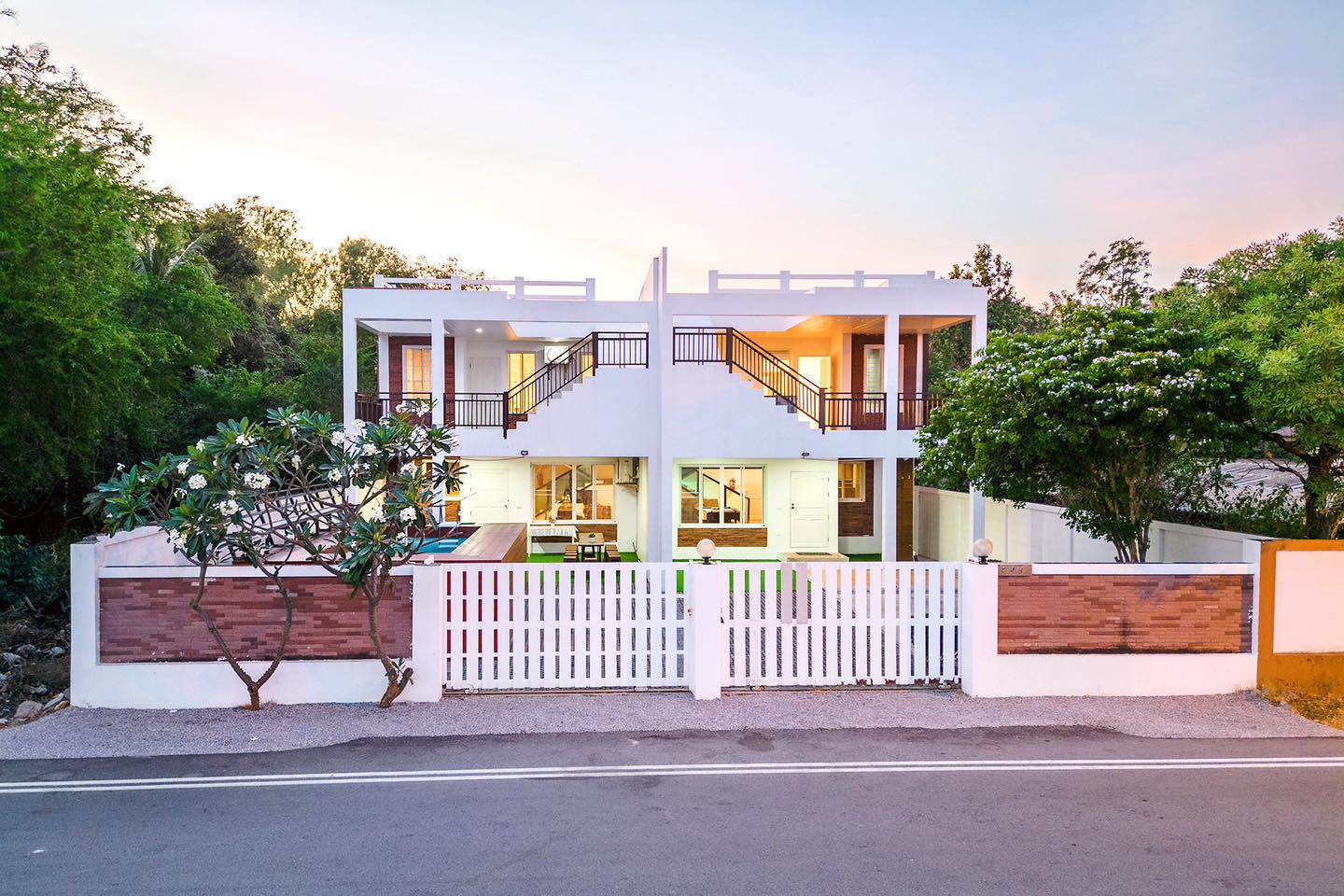 HR15072 บ้านพักติดทะเล The White Beach Villa Pranburi