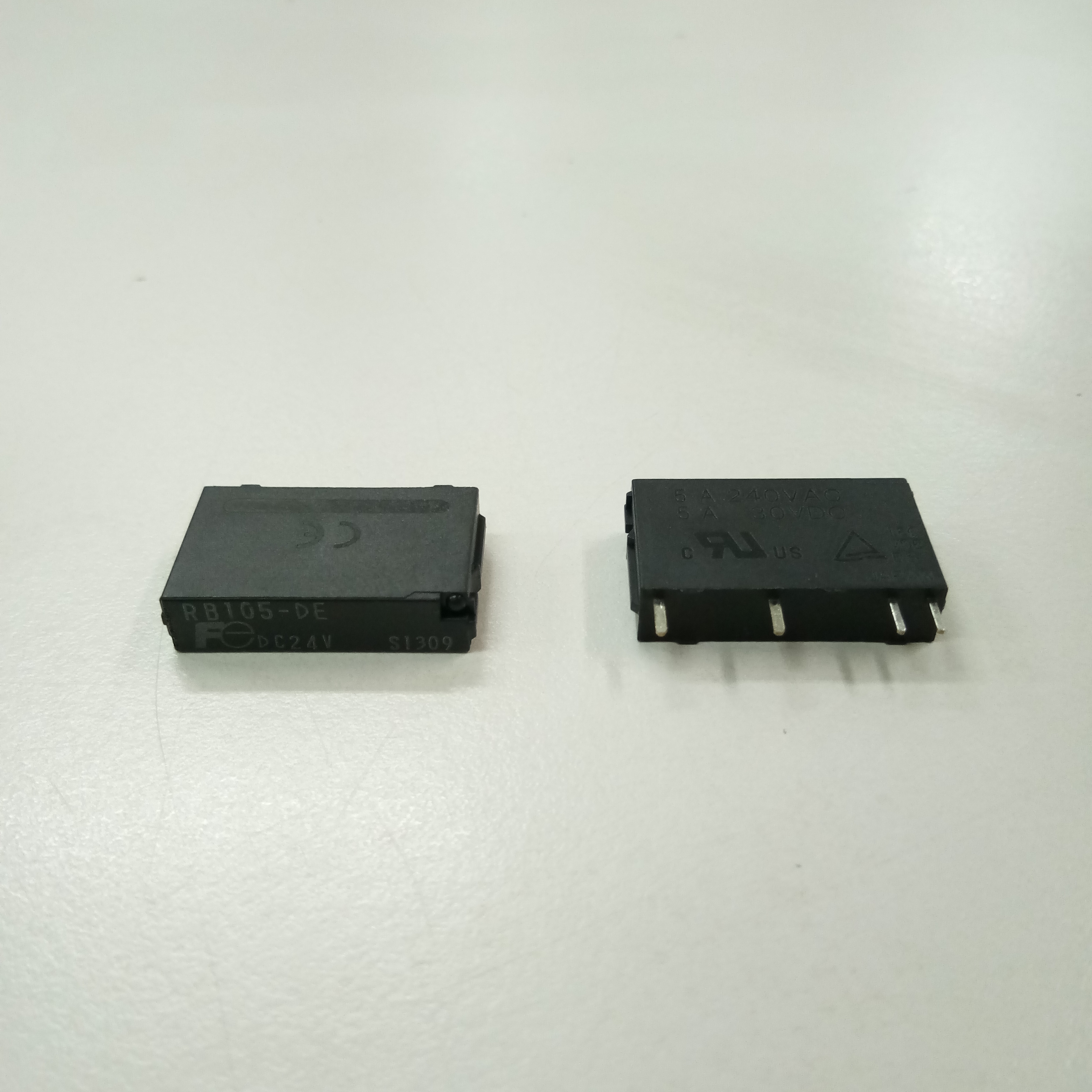 รีเลย์การ์ด RELAY FUJI RB105-DE 24VDC 5A