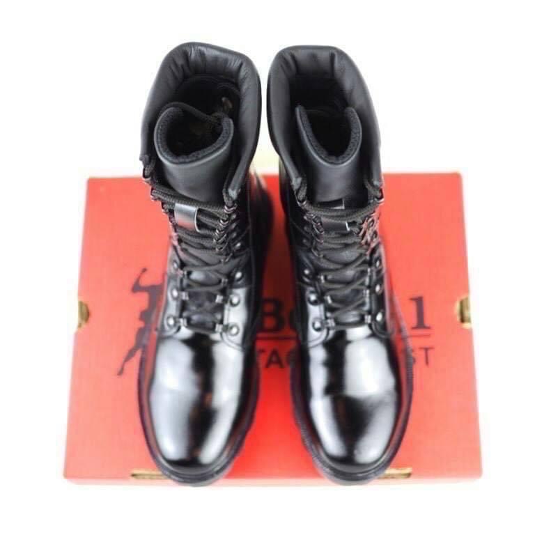 New.9H Bogie1 รองเท้าคอมแบท ซิปข้าง รุ่น 9H รองเท้าคอมแบท รองเท้าทหาร รองเท้า รด รองเท้าตำรวจ รองเท้าฝึก แบรนด์ Bogie1 มีซิปด้านข้าง 9 รู ความสูง 10 นิ้ว จากพื้น หนังแท้ 100% สวมใส่สบาย หนังนิ่ม ไม่กดเท้า น้ำหนักเบา ขัดเงาง่าย แถมรองพื้นด้วยแผ่นยางพาราอย่
