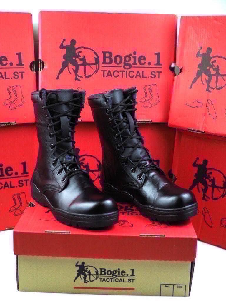 👢 รองเท้าคอมแบท 𝑩𝒐𝒈𝒊𝒆𝟏 👢 รุ่น E2 (ไม่มีซิปข้าง ร้อยเชือก รูตาไก่) _____________________ . ✅ หนังวัวแท้ 100% ผ่านกรรมวิธีพิเศษ ทำให้หนังมีความนุ่มสบายไม่กัดเท้า ✅ เหมาะกับชุดฝึก