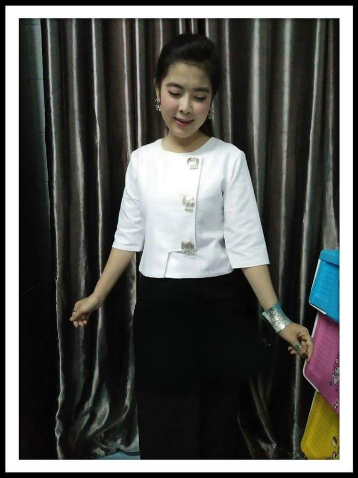 เสื้อผ้าไทยแขนสามส่วนสีดำ เสื้อผ้าฝ้ายสวยๆสีดำ เสื้อทำงานผ้าไทยแขนสามส่วน เสื้อผ้าฝ้ายคอจีนสีดำช้าง