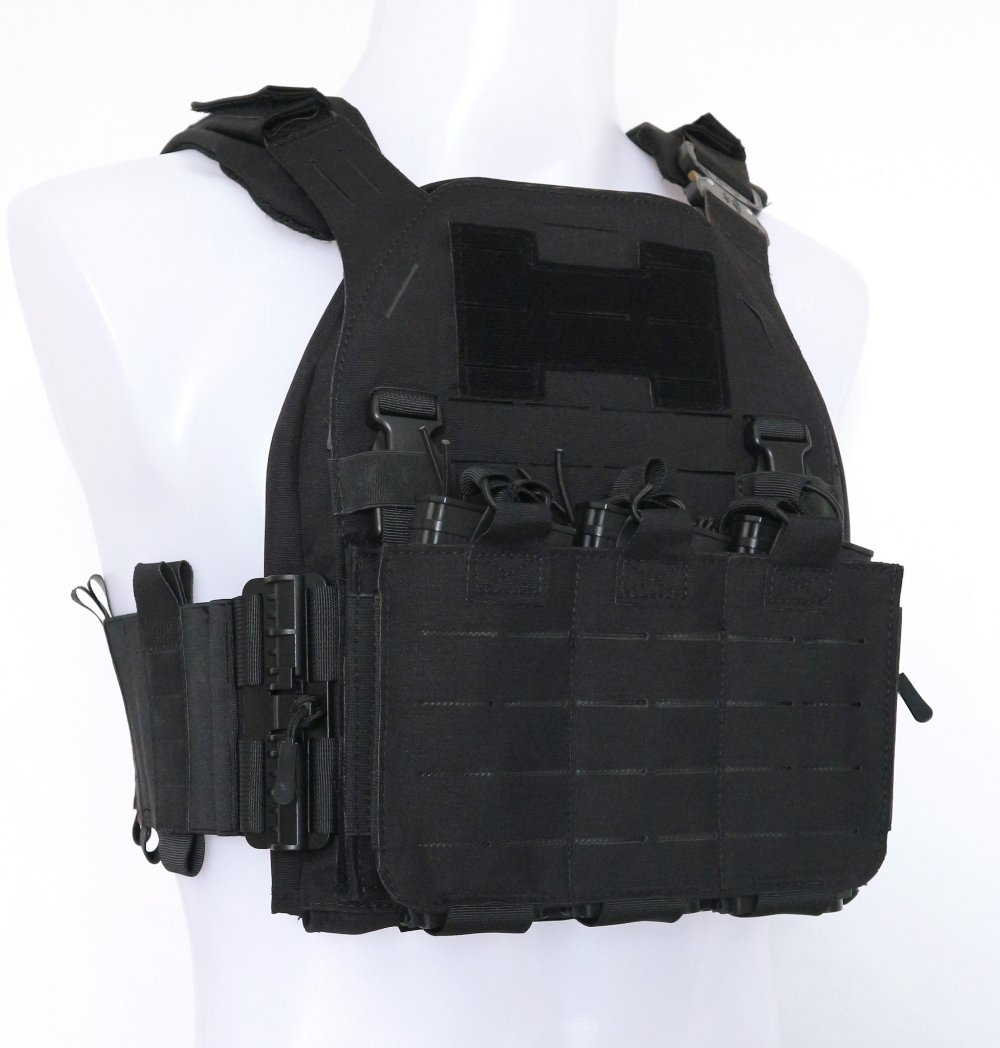 New. เสื้อเกราะ Universal Vest ( Universal Vest ) ♣ ผลิตจากผ้า Nylon 1000D เกรดคุณภาพ ♣ ติดตั้งชุดปลดไว 3 จุด ใช้งานสะดวก ♣ สายโอบข้างยางยืด มีช่องใส่แม็ก 5.56, วิทยุสื่อสาร หรืออุปกรณ์อื่นๆ ได้ รวม 6 ช่อง ♣ มาพร้อมกับซองแม็กกา