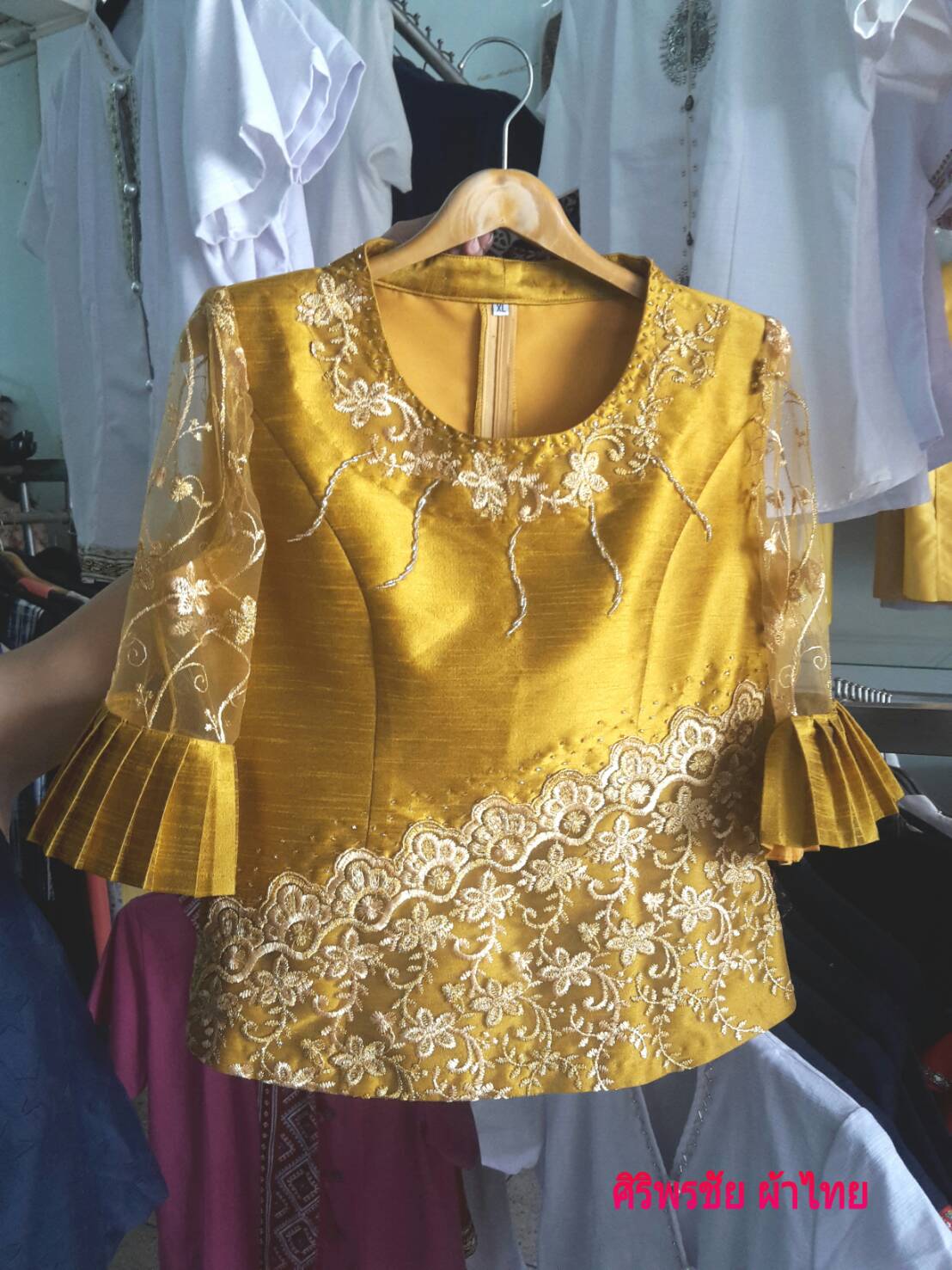 เสื้อผ้าไทยสีเหลืองทอง #เสื้อผ้าผ้าไหมสไตน์เกาหลีสีเหลืองทองปักเลื่อม #เสื้อทำงานผ้าไทย #เสื้อผ้าไหมสไตน์หรู เหลืองทอง L
