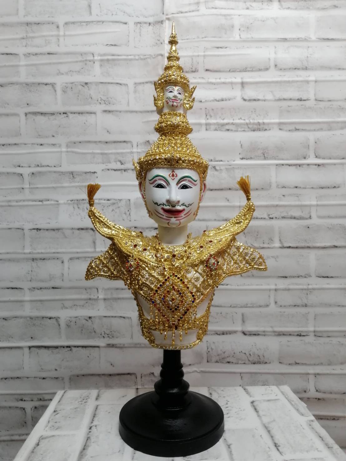 หุ่นพระพรหม พร้อมฐานไม้สีดำ