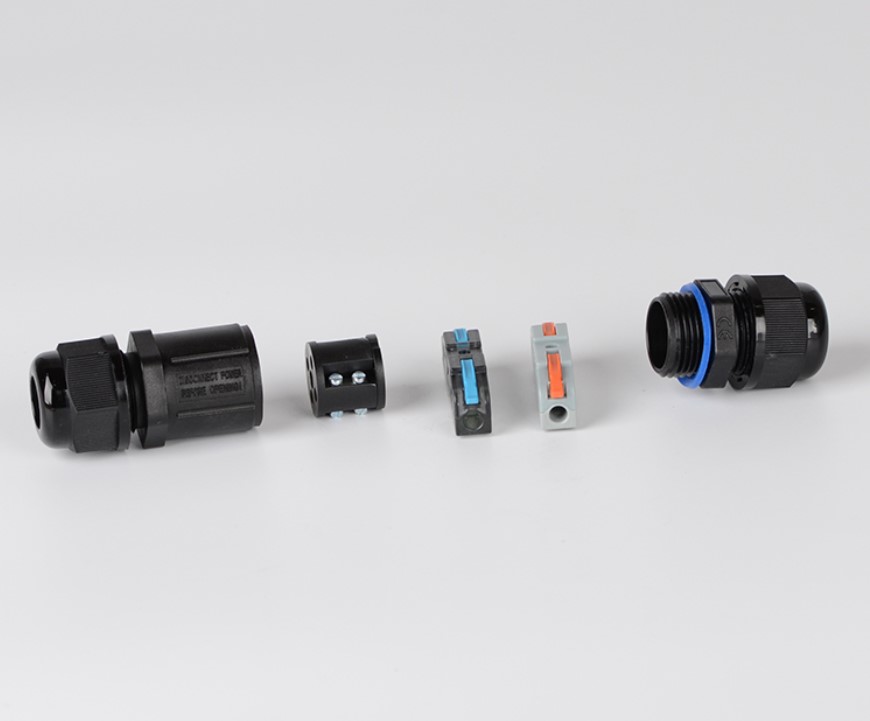 ข้อต่อสายไฟกันน้ำ ใช้กับสายไฟฟ้า เบอร์ 0.5 ถึง1.5 mm² 3 เส้น แบบขันน็อต