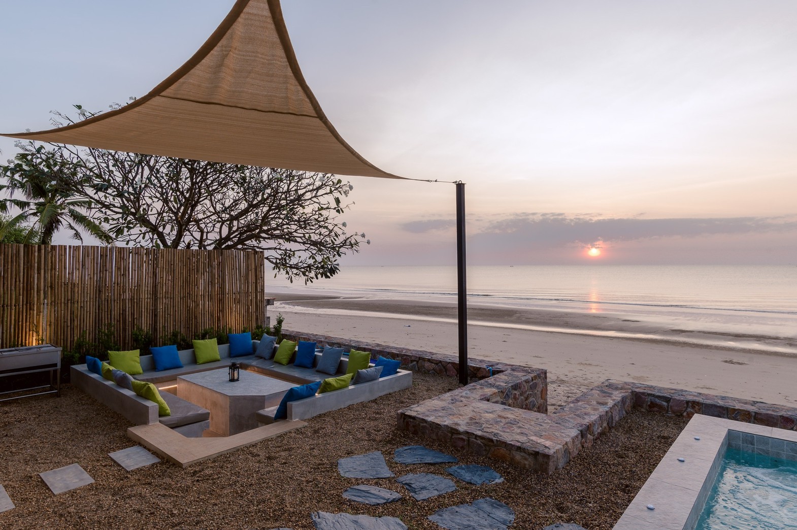 HR15055 บ้านพักติดทะเล The Coastal Vista Beach Villa