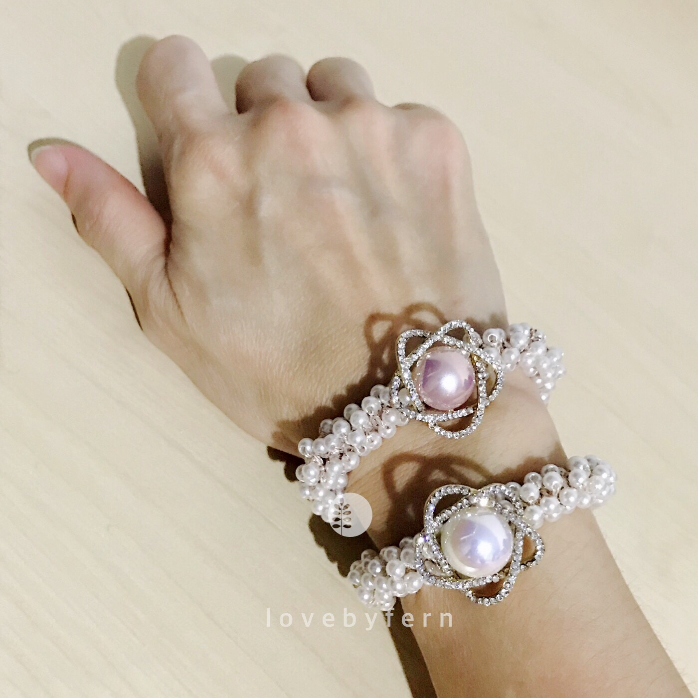 ยางมัดผมมุกหวานๆ ดอกไม้เพชรวิบวับเกสรมุกสีชมพู วาว ขนาด 2.5 cm แต่งมุกจิ๋วสีครีม สวยน่ารักมากๆ แน่น ไม่กินผม