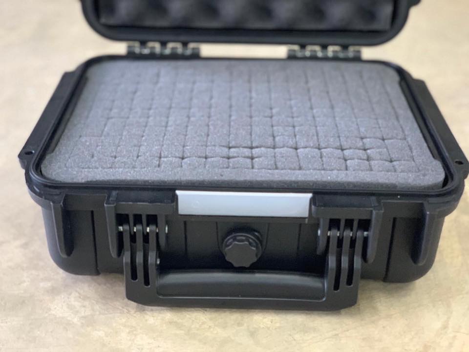 กล่องใส่ปืนสั้น Pistol Case ผลิตจาก พลาสติก ABS คุณภาพ แข็งแรง ทนทาน ภายในเป็งฟองน้ำรังไข่ กันกระแทกได้ดี ไม่ทำให้ปืนเป็นรอย คลิปล็อคแน่นหนา แข็งแรงมาก ใส่ได้ทั้งปืนจริง และปืนบีบีกัน ขนาดภายใน: สูง 23ซม. ยาว30ซม. มุมทะแยง36ซม. ขนาดภายนอก: สูง 29ซม. ยาว 3