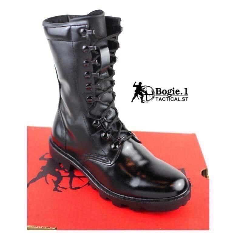 New.9H Bogie1 รองเท้าคอมแบท ซิปข้าง รุ่น 9H รองเท้าคอมแบท รองเท้าทหาร รองเท้า รด รองเท้าตำรวจ รองเท้าฝึก แบรนด์ Bogie1 มีซิปด้านข้าง 9 รู ความสูง 10 นิ้ว จากพื้น หนังแท้ 100% สวมใส่สบาย หนังนิ่ม ไม่กดเท้า น้ำหนักเบา ขัดเงาง่าย แถมรองพื้นด้วยแผ่นยางพาราอย่