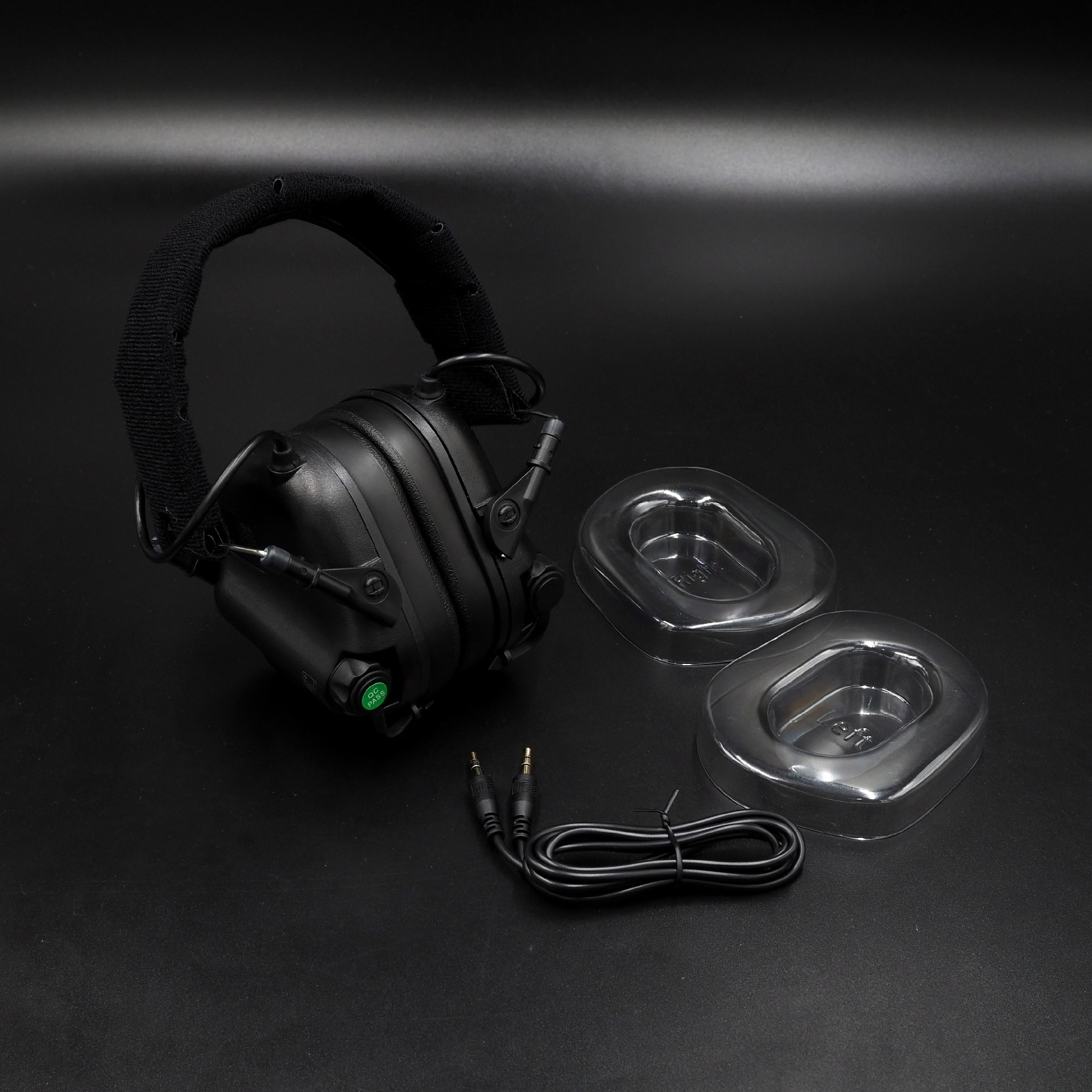 New. ครอบหูฟัง Earmor M31 MOD4 ( Earmor M31 Tactical Headset ) 🔱 ออกแบบมาเพื่อใช้ลดเสียงดังในสถานที่ต่างๆ เช่น สนามยิงปืน, โรงงานอุตสาหกรรม, เครื่องจักรหนัก, ลานบิน เป็นต้น 🔱 ช่วยตัดเสียงที่ดังเกิน 82 dB (NRR22 ) 🔱 ช่วยขยายเสียงที่